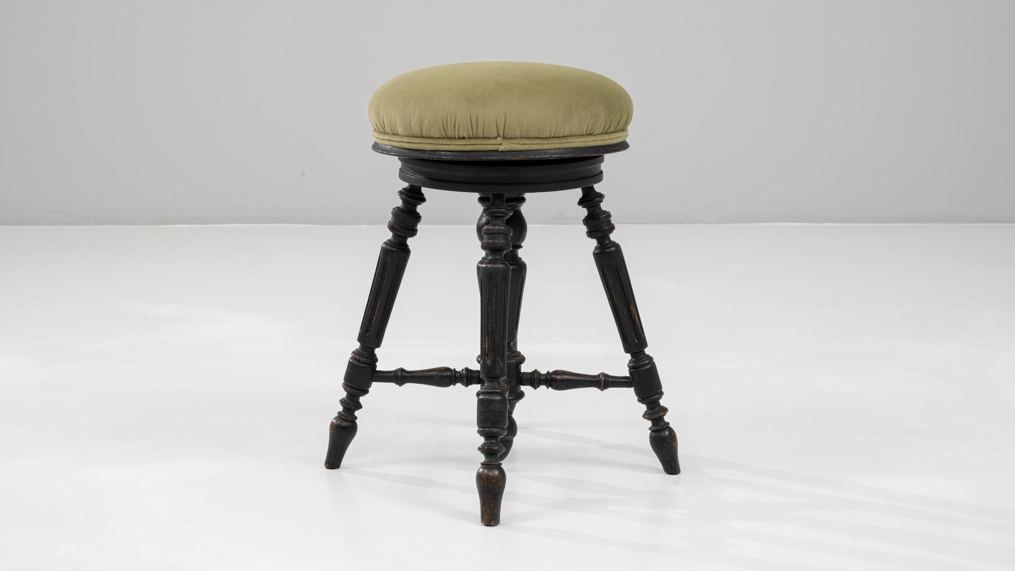 Sgabello per pianoforte imbottito vittoriano francese del 1920 con gambe tornite in vendita 2