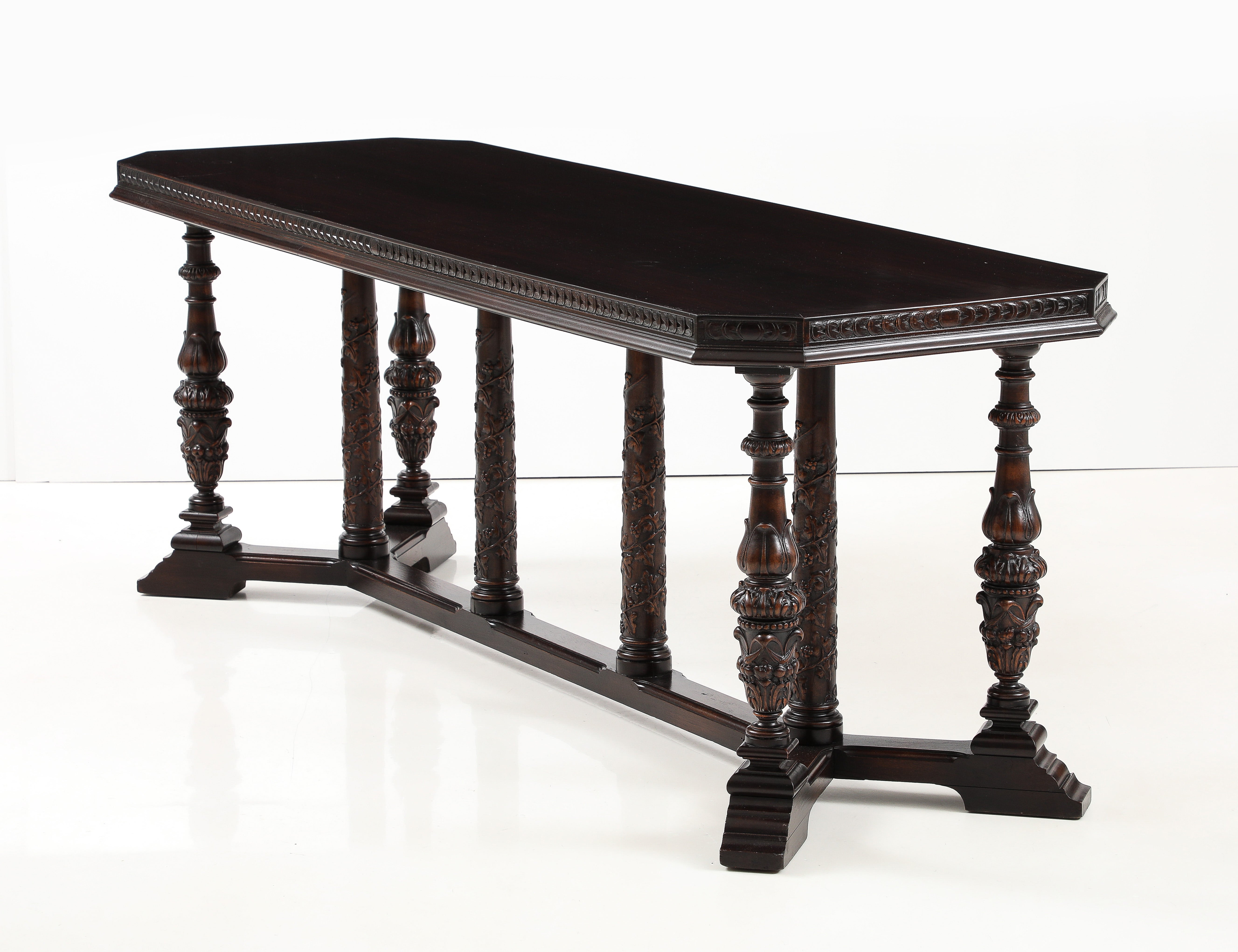 Superbe table de salle à manger ou de conférence en noyer de style baroque français des années 1920 avec une base à double balustre et de magnifiques détails sculptés. Récemment restaurée, elle présente une certaine usure et une patine dues à l'âge,