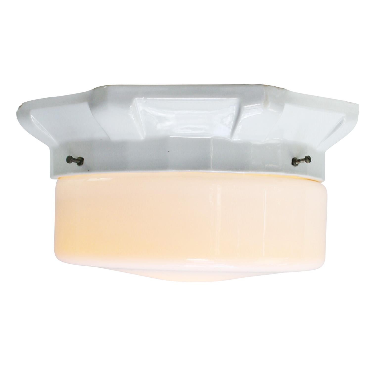 Lampe murale art déco à encastrer / applique.
Porcelaine blanche, verre opalin blanc.
2 conducteurs, pas de mise à la terre.

Diamètre du verre 20 cm / 7.8