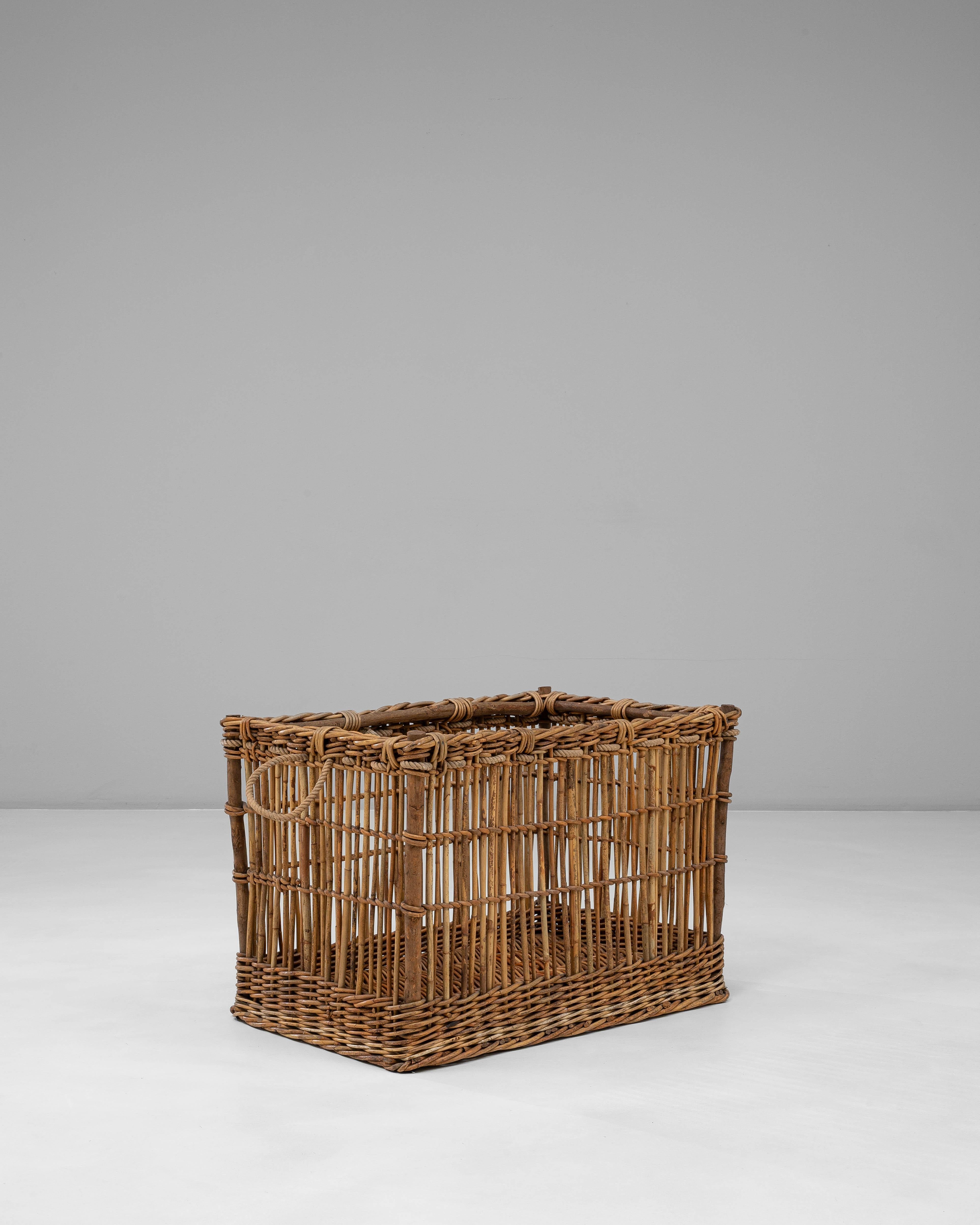 Cesta de mimbre francesa de los años 1920 en Bueno estado para la venta en High Point, NC