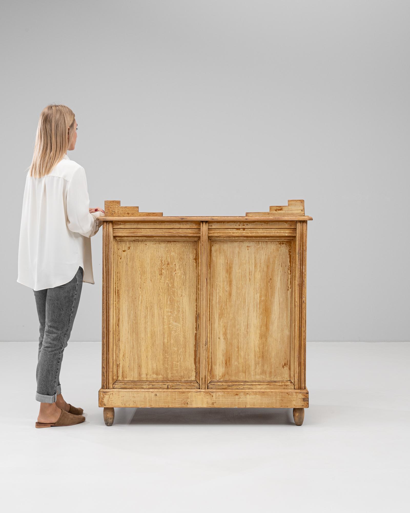 Esta barra francesa de madera patinada de los años 20 luce un bello acabado envejecido que resalta su artesanía y carácter. Fabricada en madera maciza, presenta una pátina cálida y natural con un aspecto desgastado por el tiempo que le añade