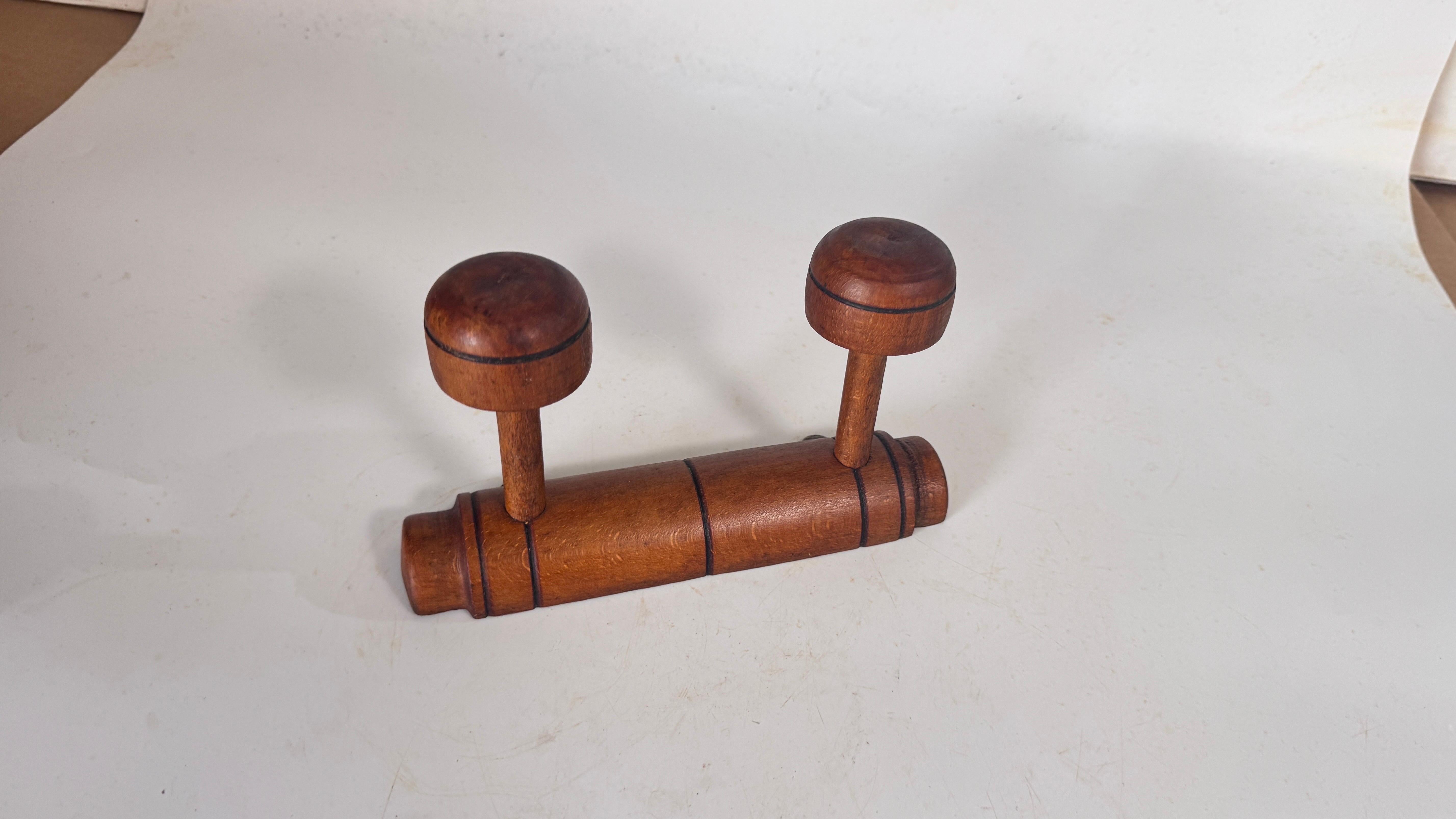Stile provenzale Appendiabiti da parete francese degli anni '20 con due ganci per cappelli e indumenti  Descrizione: in vendita