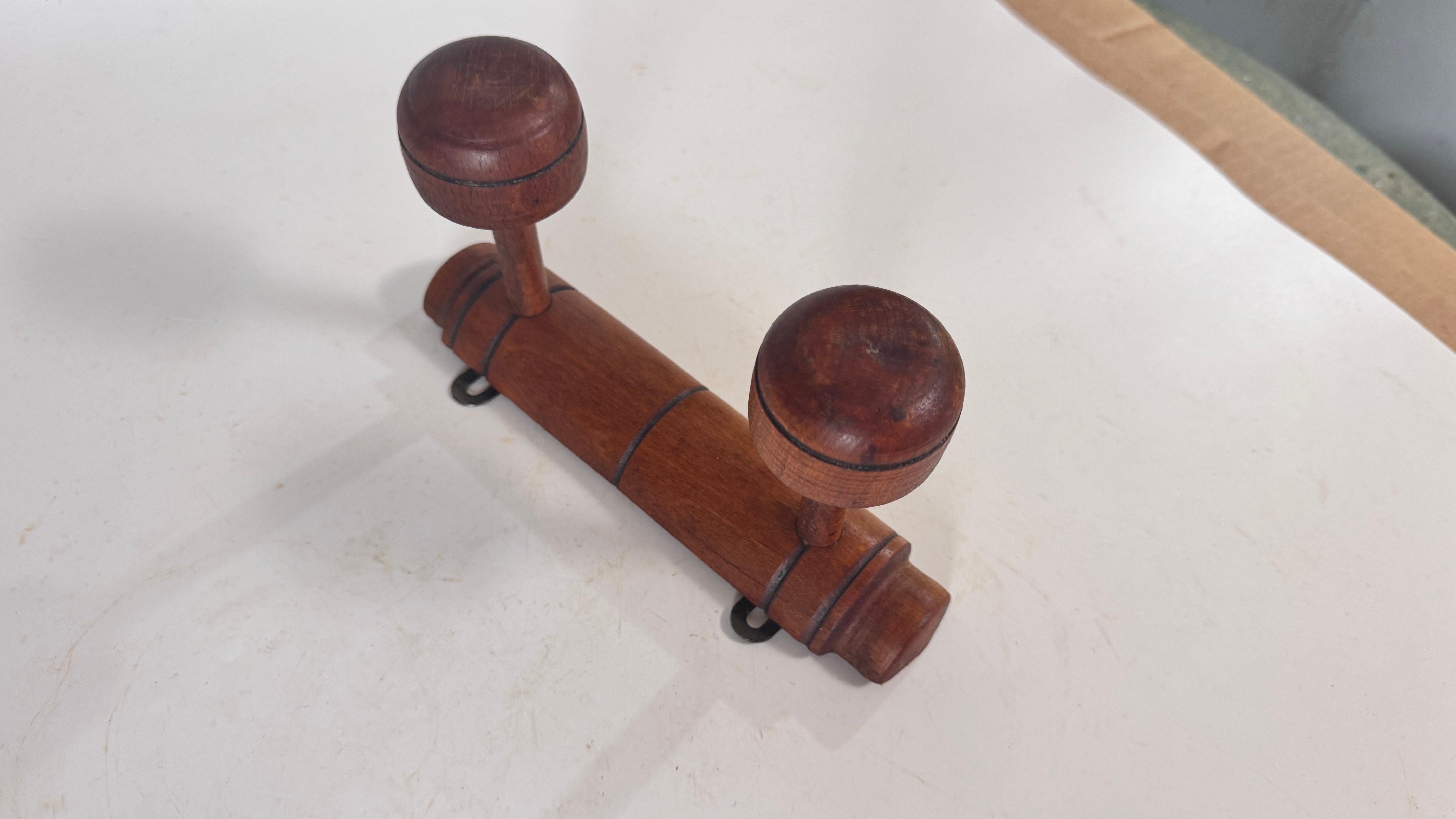 Appendiabiti da parete francese degli anni '20 con due ganci per cappelli e indumenti  Descrizione: In condizioni buone in vendita a Auribeau sur Siagne, FR