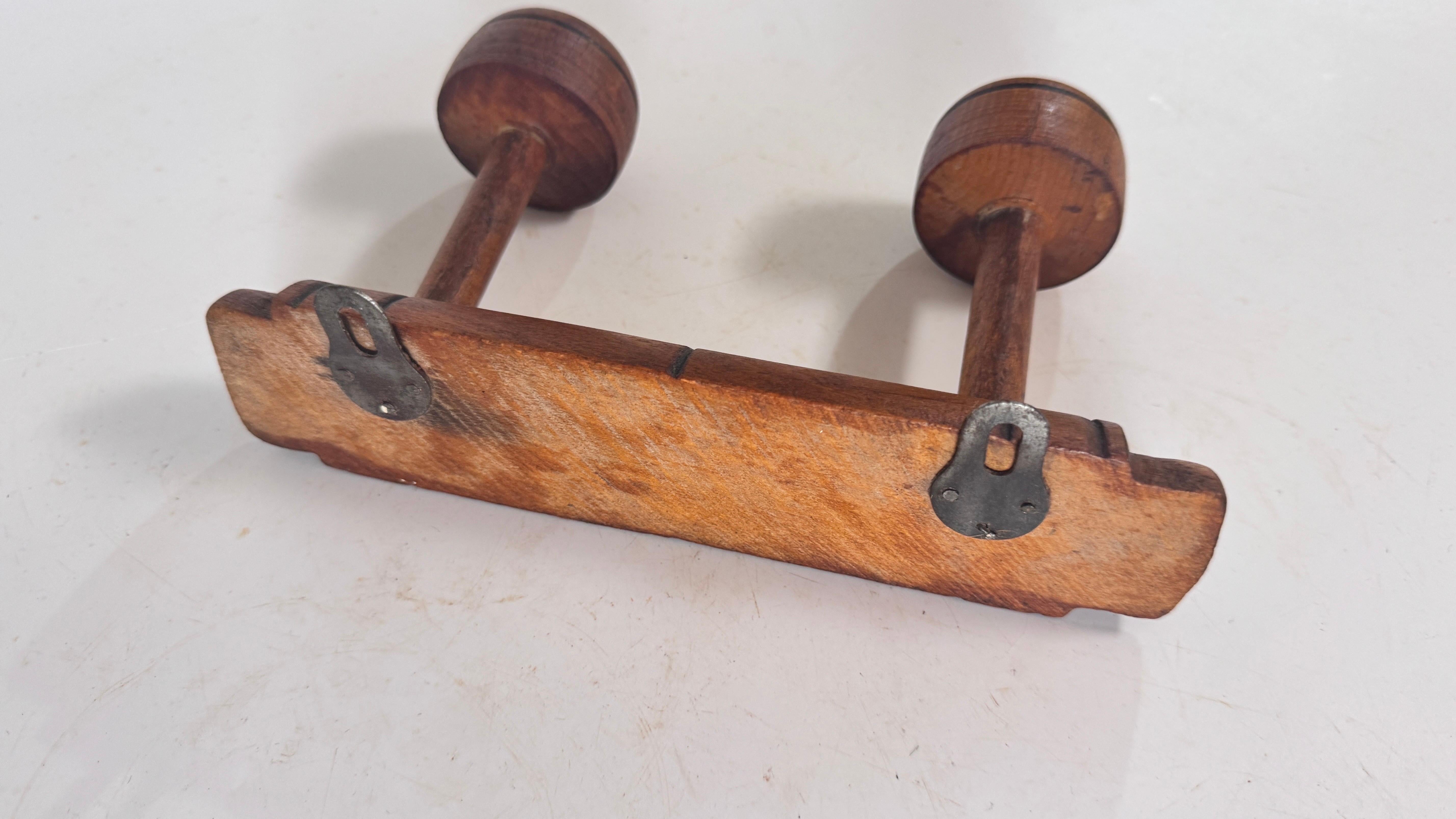 Legno Appendiabiti da parete francese degli anni '20 con due ganci per cappelli e indumenti  Descrizione: in vendita