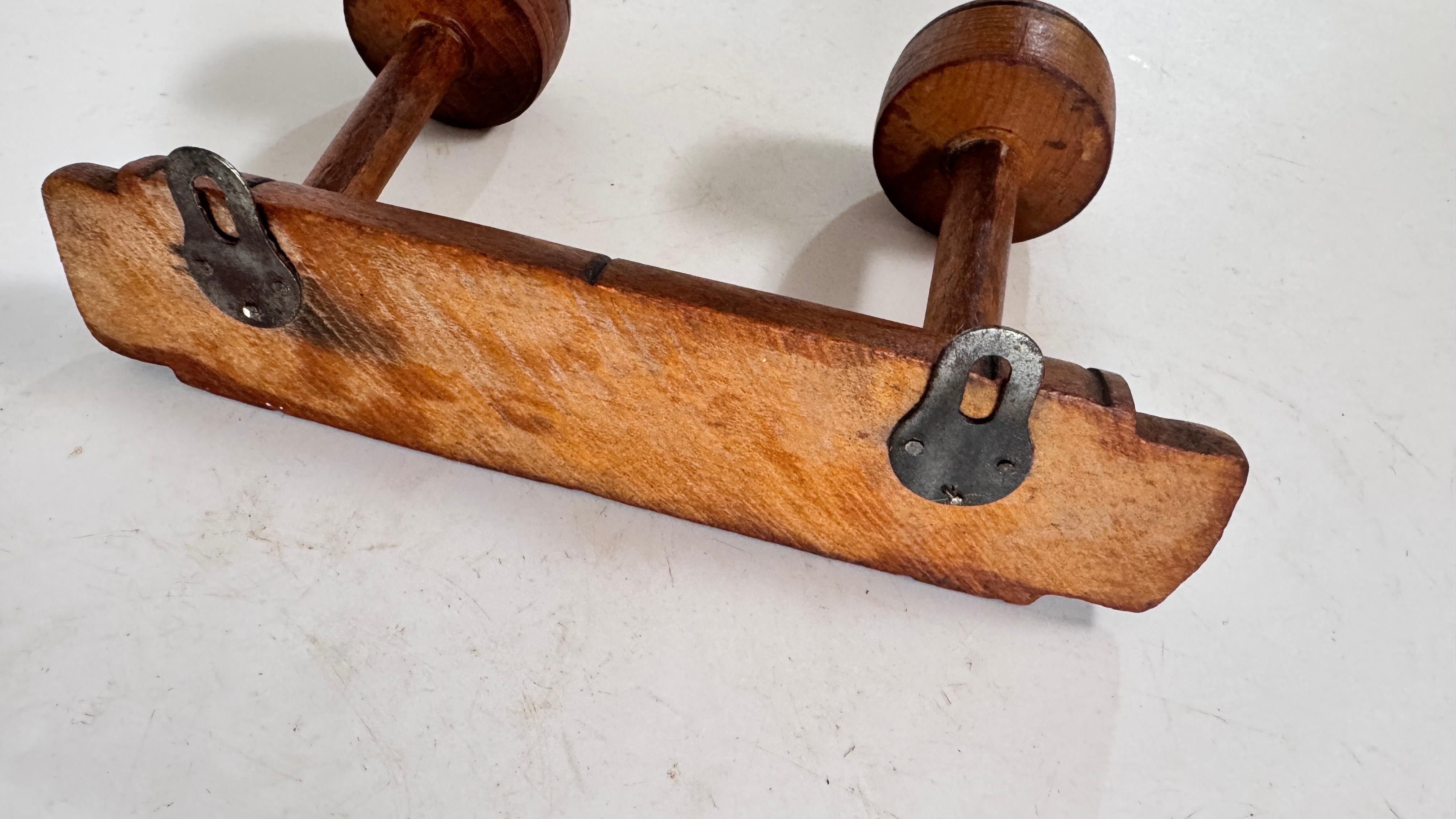 Appendiabiti da parete francese degli anni '20 con due ganci per cappelli e indumenti  Descrizione: in vendita 1