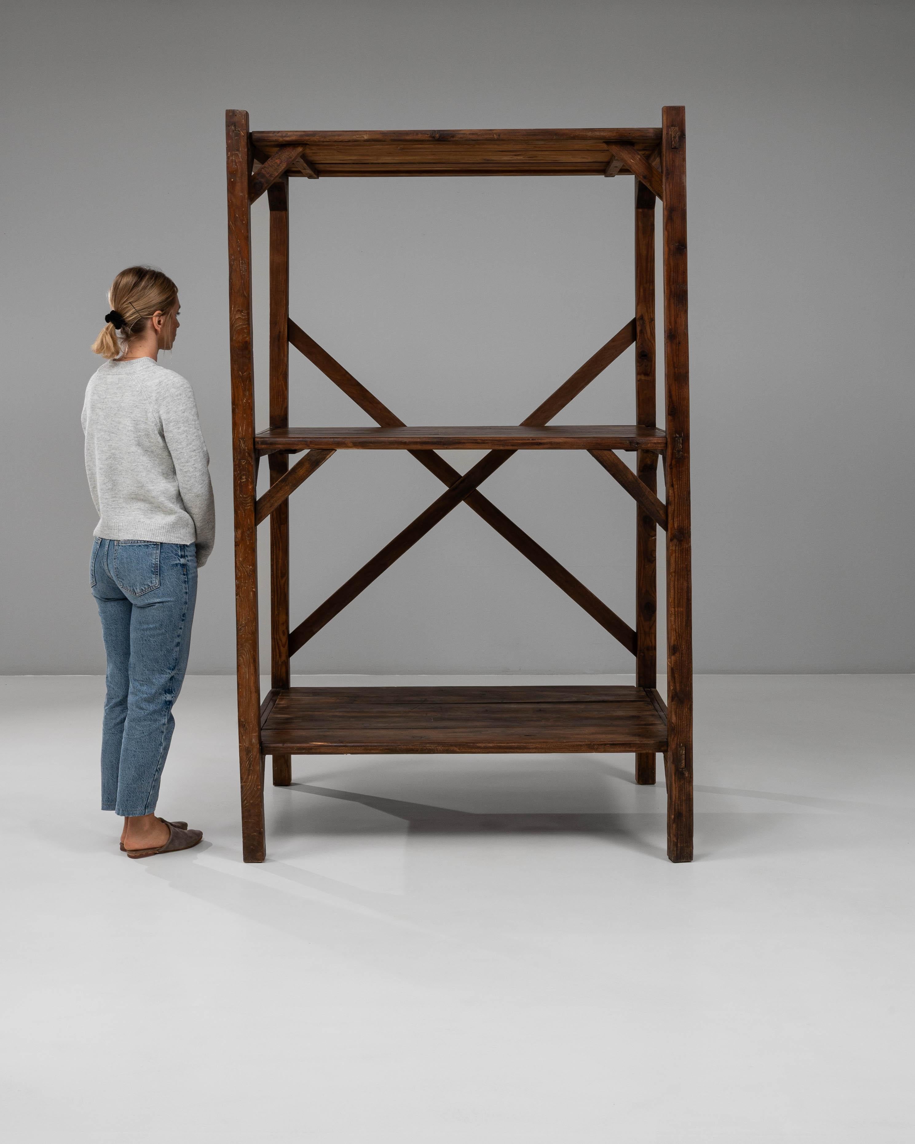 Francese Scaffale francese anni '20 con cornice a X in legno in vendita