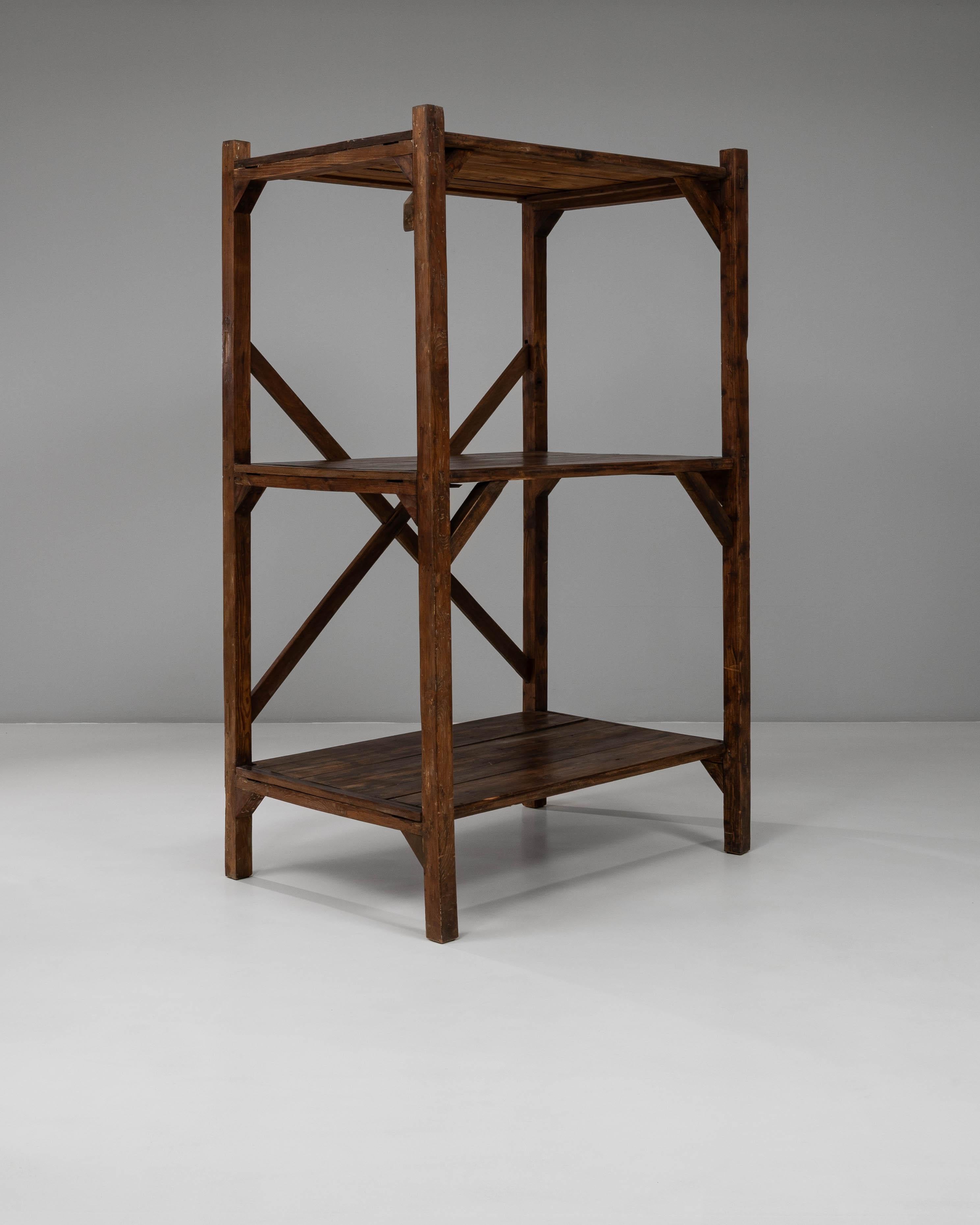 Scaffale francese anni '20 con cornice a X in legno In condizioni buone in vendita a High Point, NC
