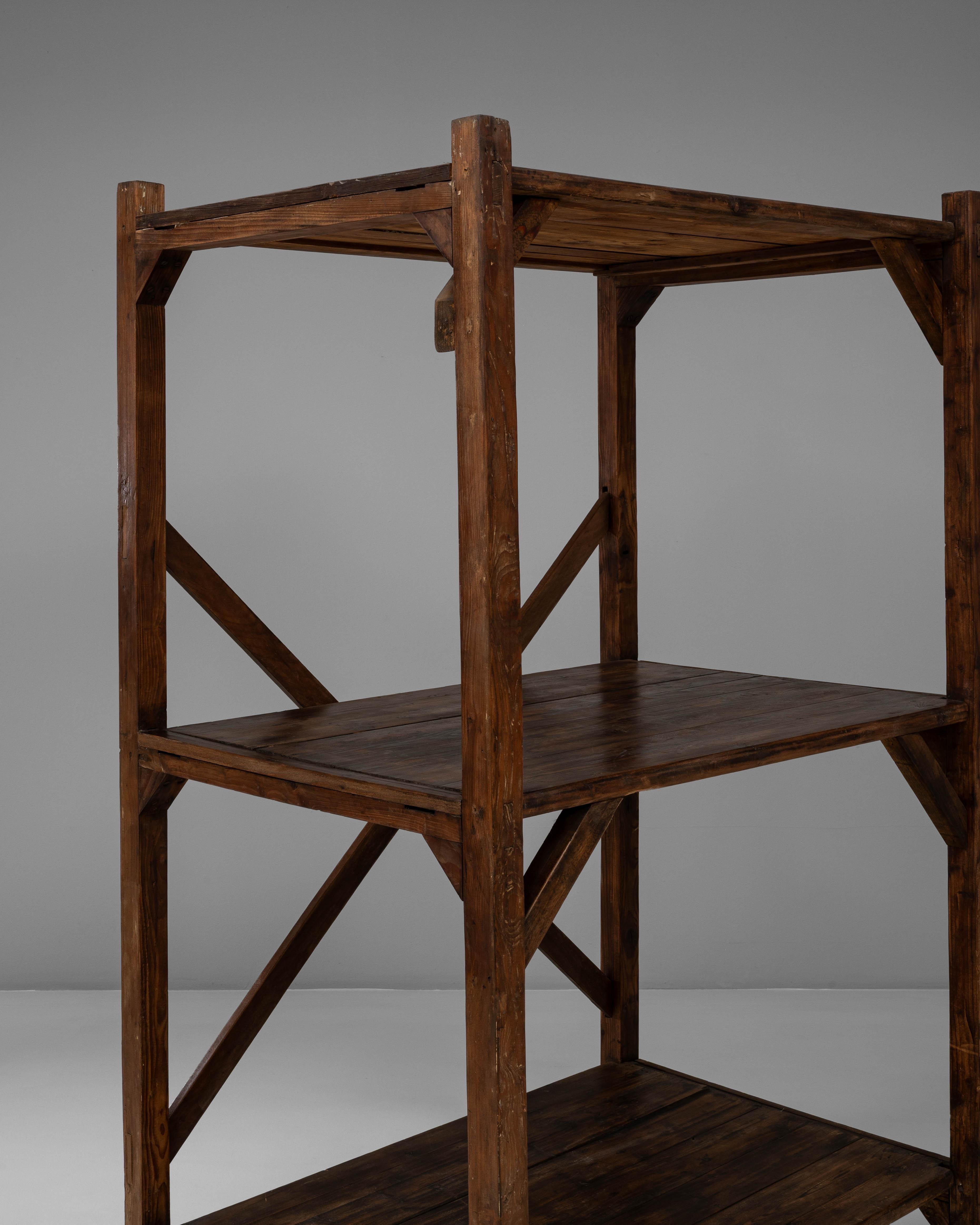 Legno Scaffale francese anni '20 con cornice a X in legno in vendita