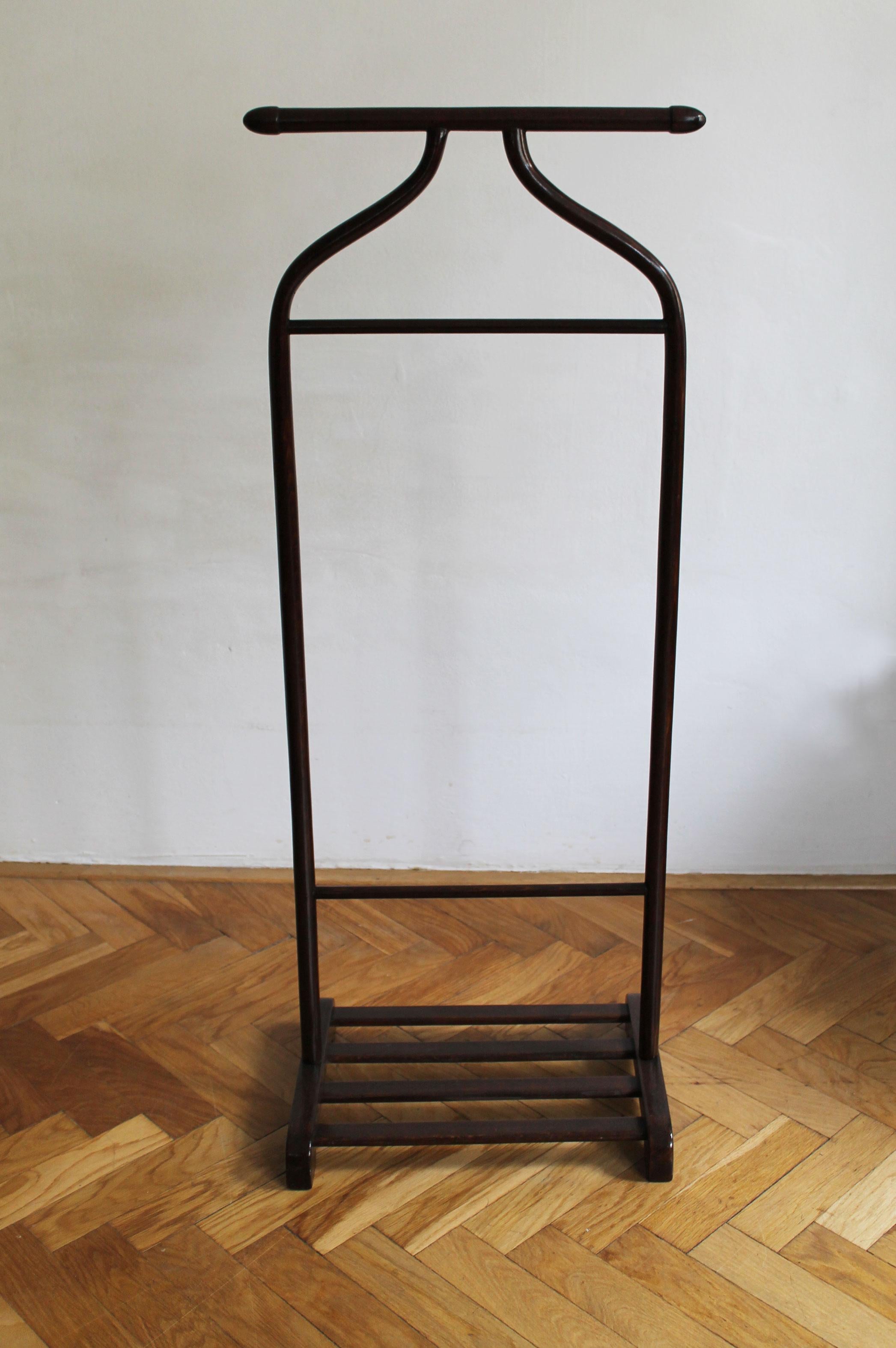 Beech 1920's Gentleman's Valet Stand Model P133 by Thonet For Sale