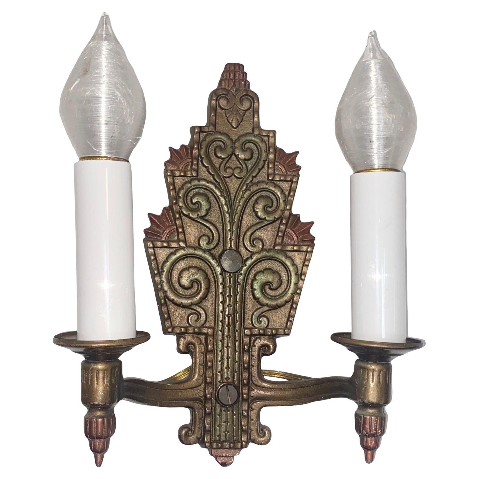 Lampada da parete geometrica a gradini Art Deco a braccio Daul in bronzo degli anni '20 di Crescent Brass in vendita