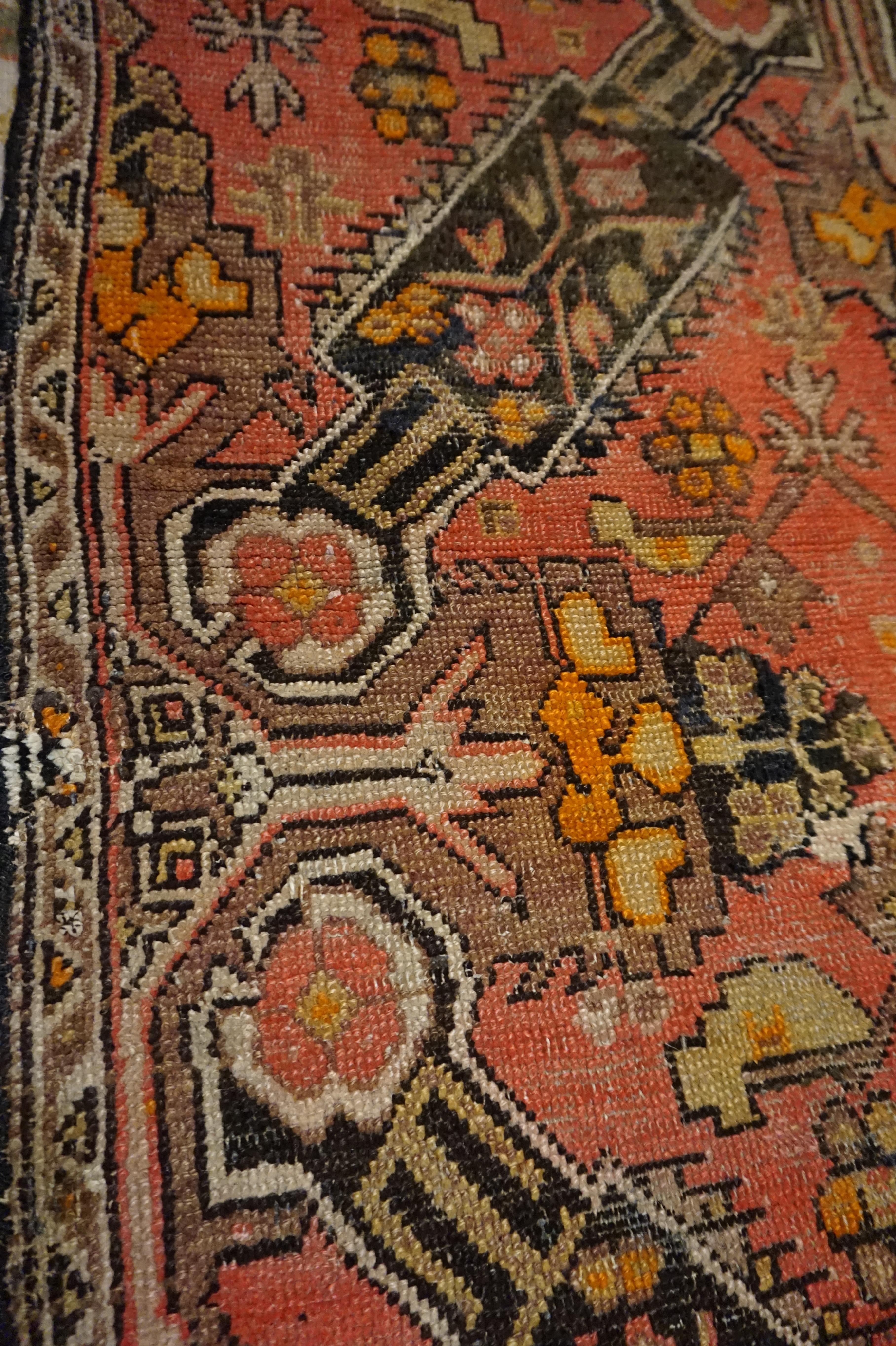 Handgeknüpfter georgianischer Kaukasus-Teppich aus den 1920er Jahren mit Tigermedaillons und geometrischem Scheme im Angebot 4