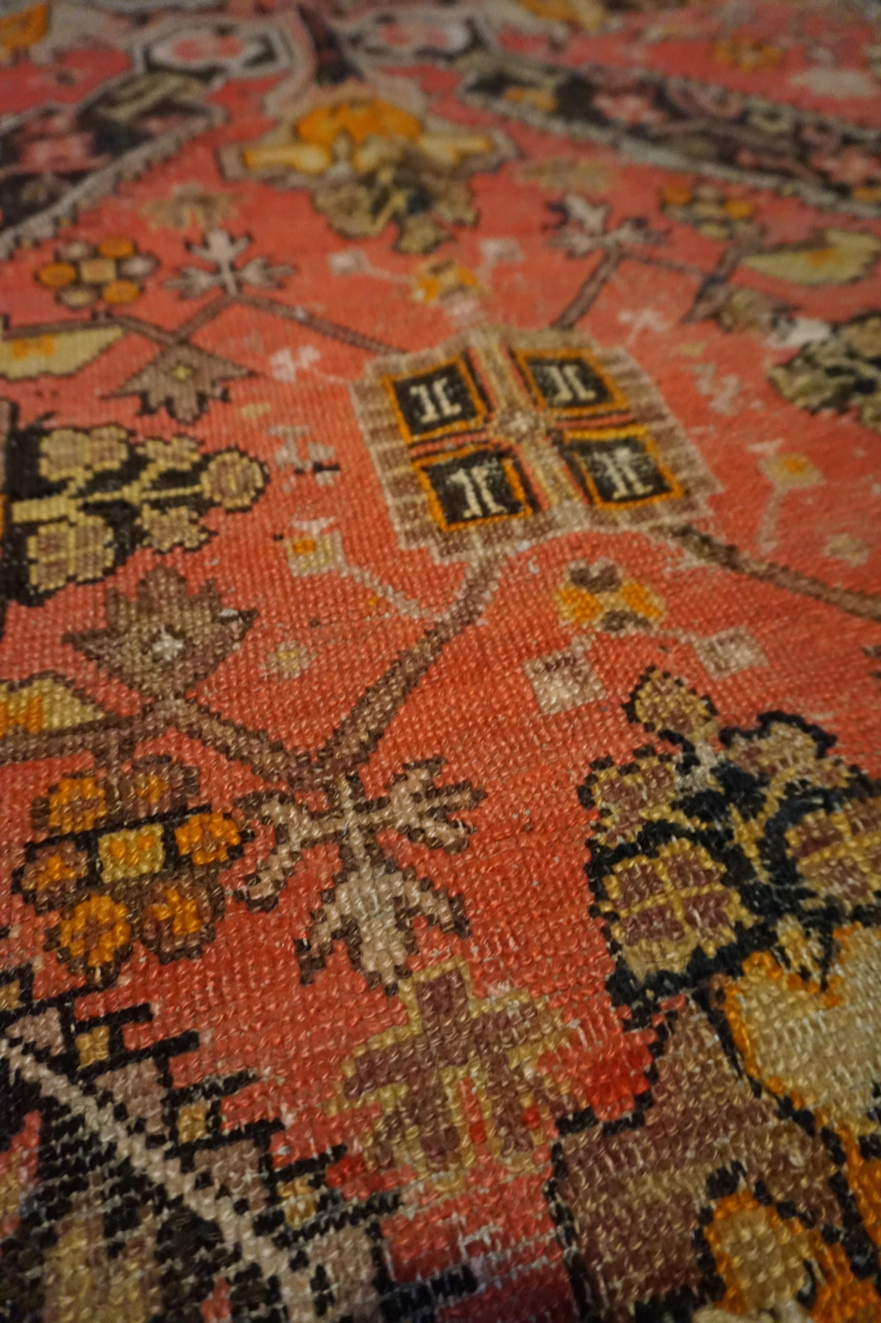 Handgeknüpfter georgianischer Kaukasus-Teppich aus den 1920er Jahren mit Tigermedaillons und geometrischem Scheme im Angebot 6