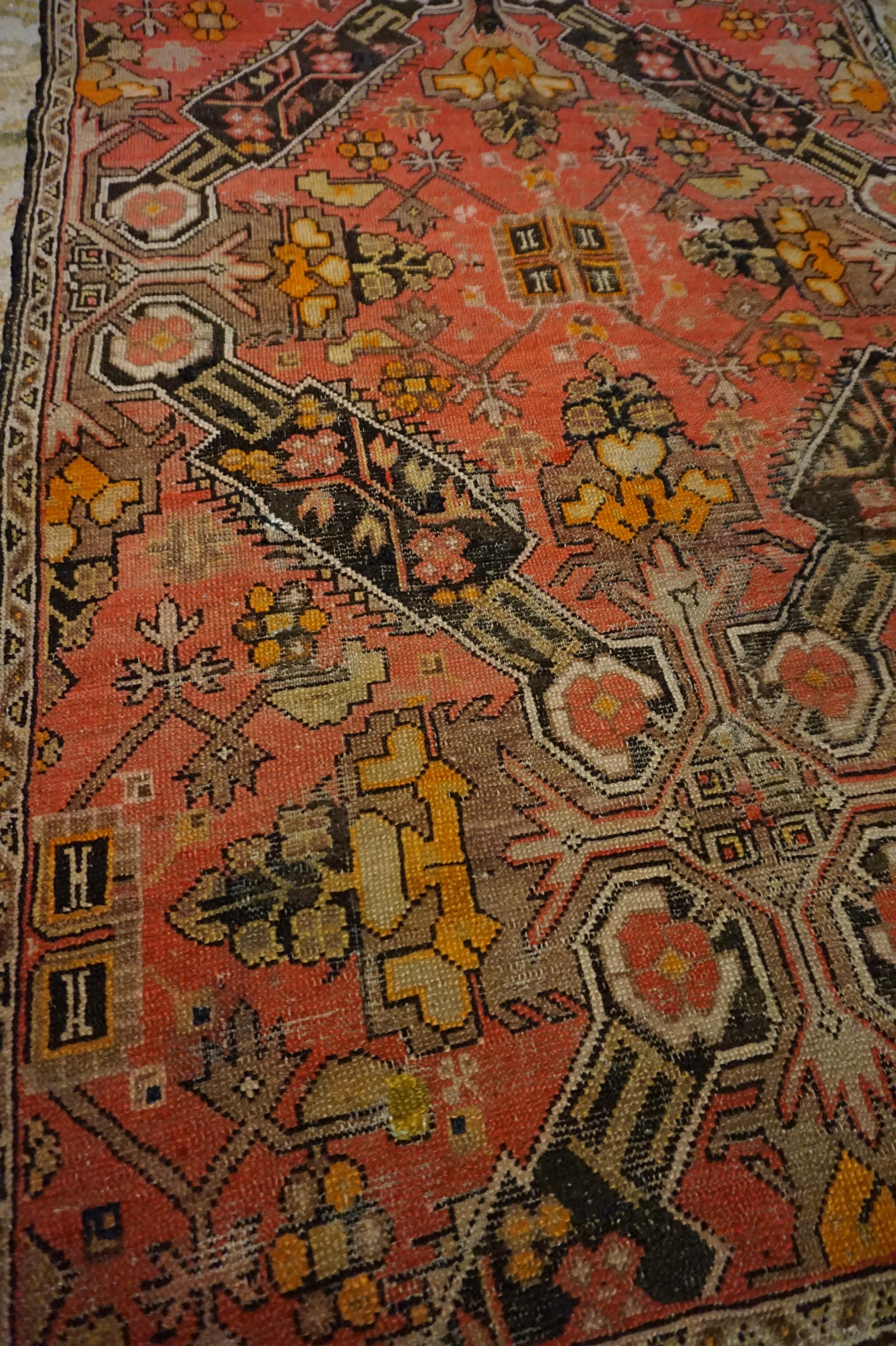 Handgeknüpfter georgianischer Kaukasus-Teppich aus den 1920er Jahren mit Tigermedaillons und geometrischem Scheme (Stammeskunst) im Angebot