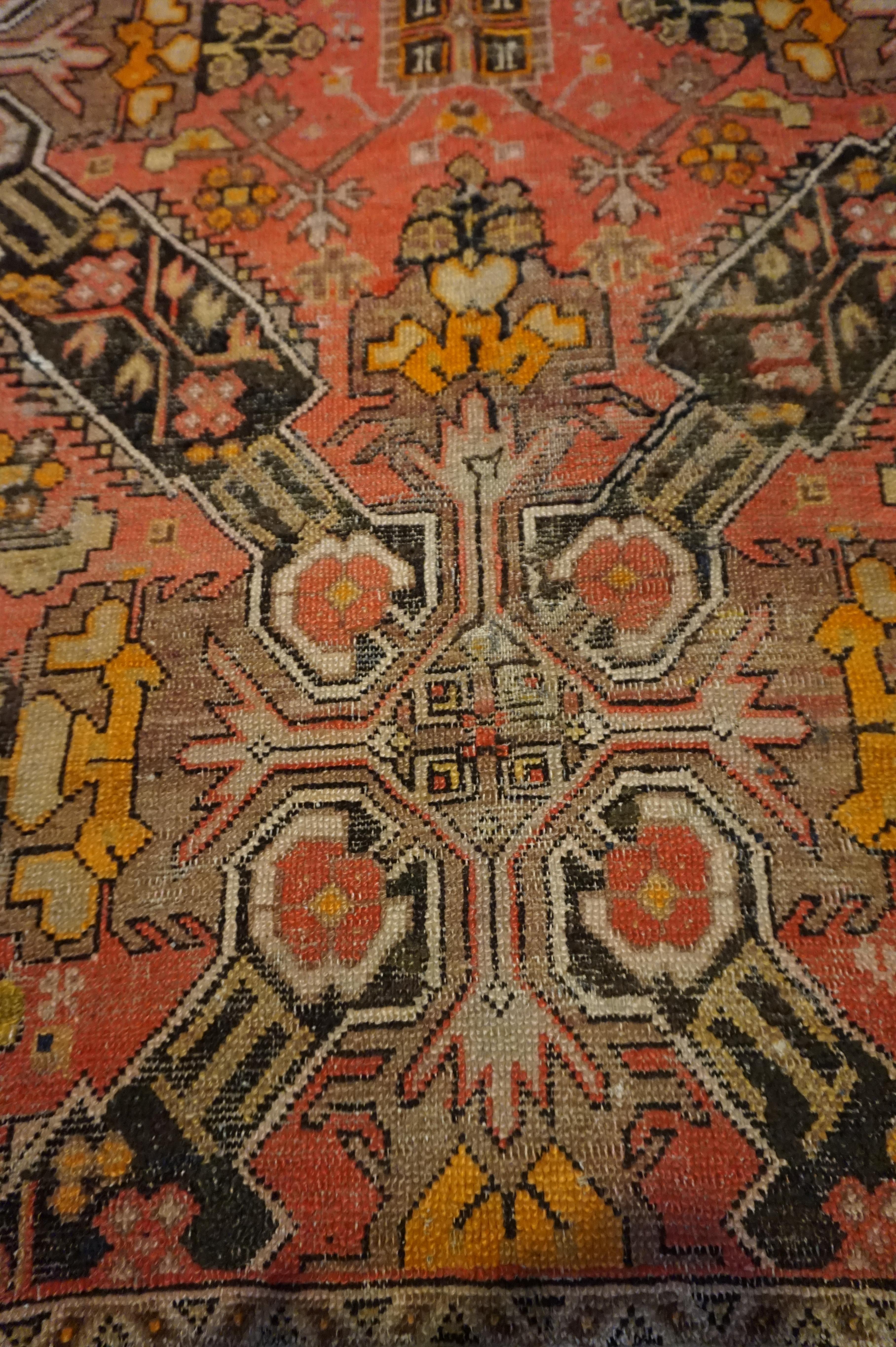 Handgeknüpfter georgianischer Kaukasus-Teppich aus den 1920er Jahren mit Tigermedaillons und geometrischem Scheme im Zustand „Gut“ im Angebot in Vancouver, British Columbia