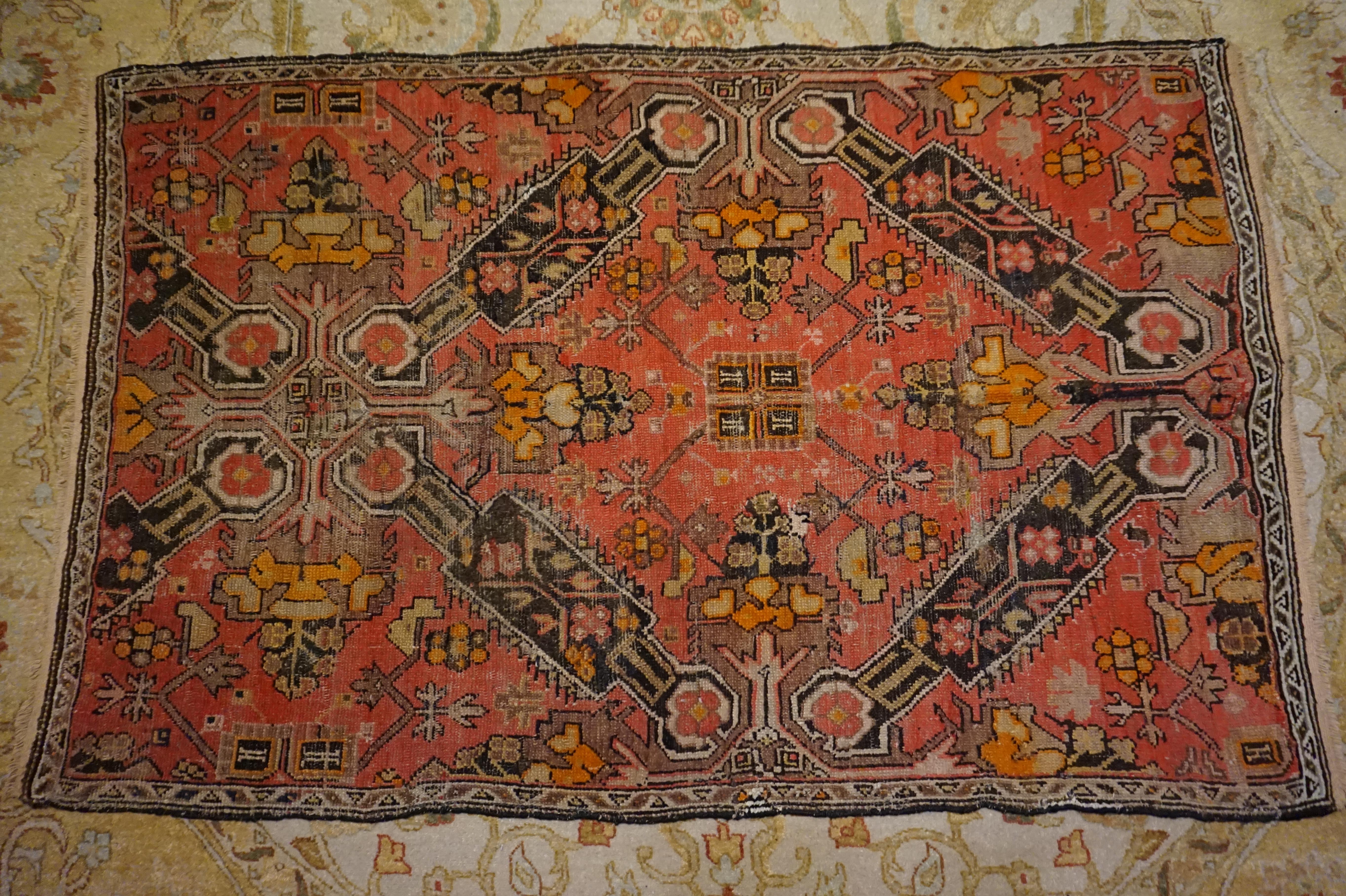 Handgeknüpfter georgianischer Kaukasus-Teppich aus den 1920er Jahren mit Tigermedaillons und geometrischem Scheme (Wolle) im Angebot