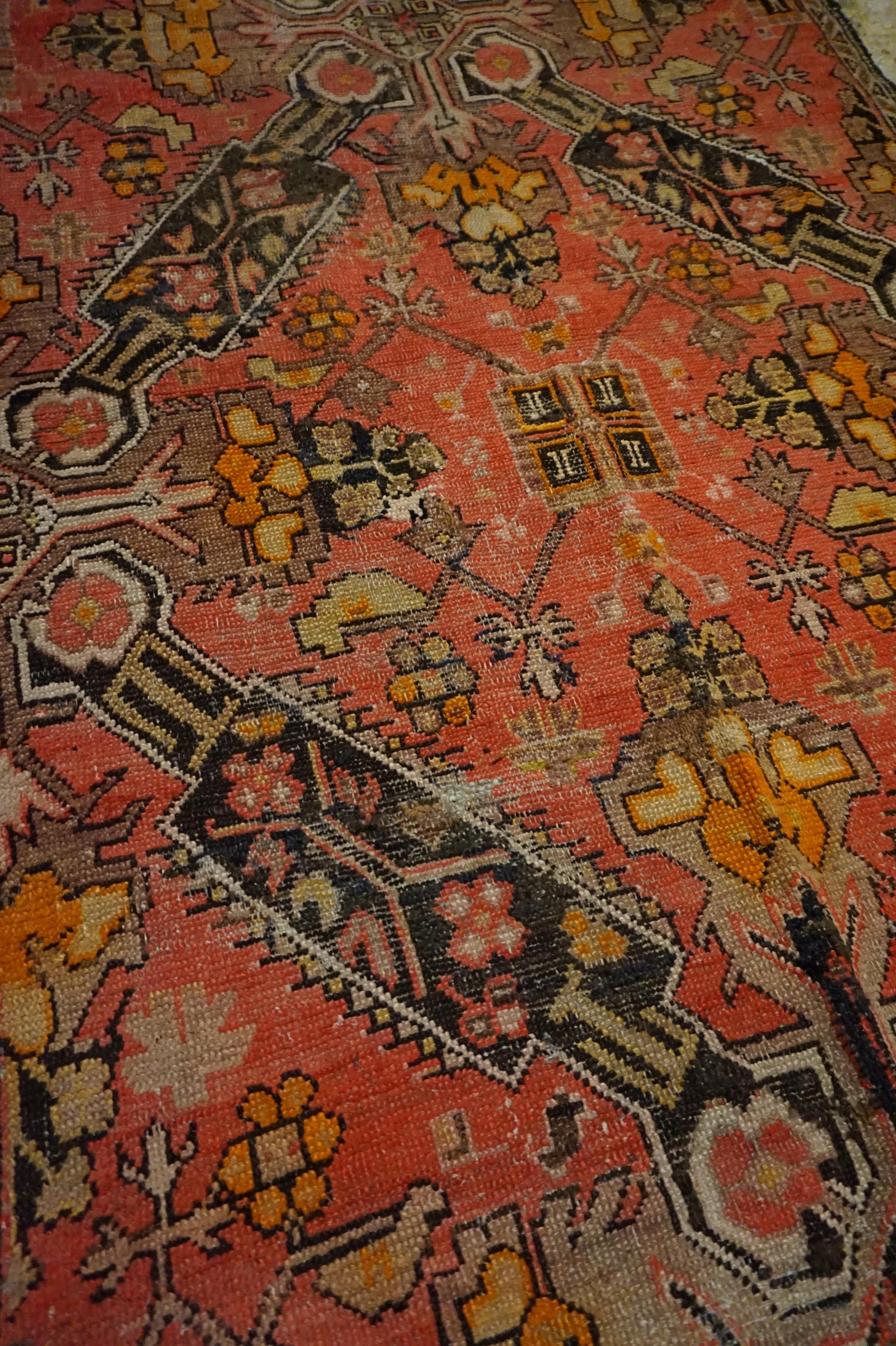Handgeknüpfter georgianischer Kaukasus-Teppich aus den 1920er Jahren mit Tigermedaillons und geometrischem Scheme im Angebot 1