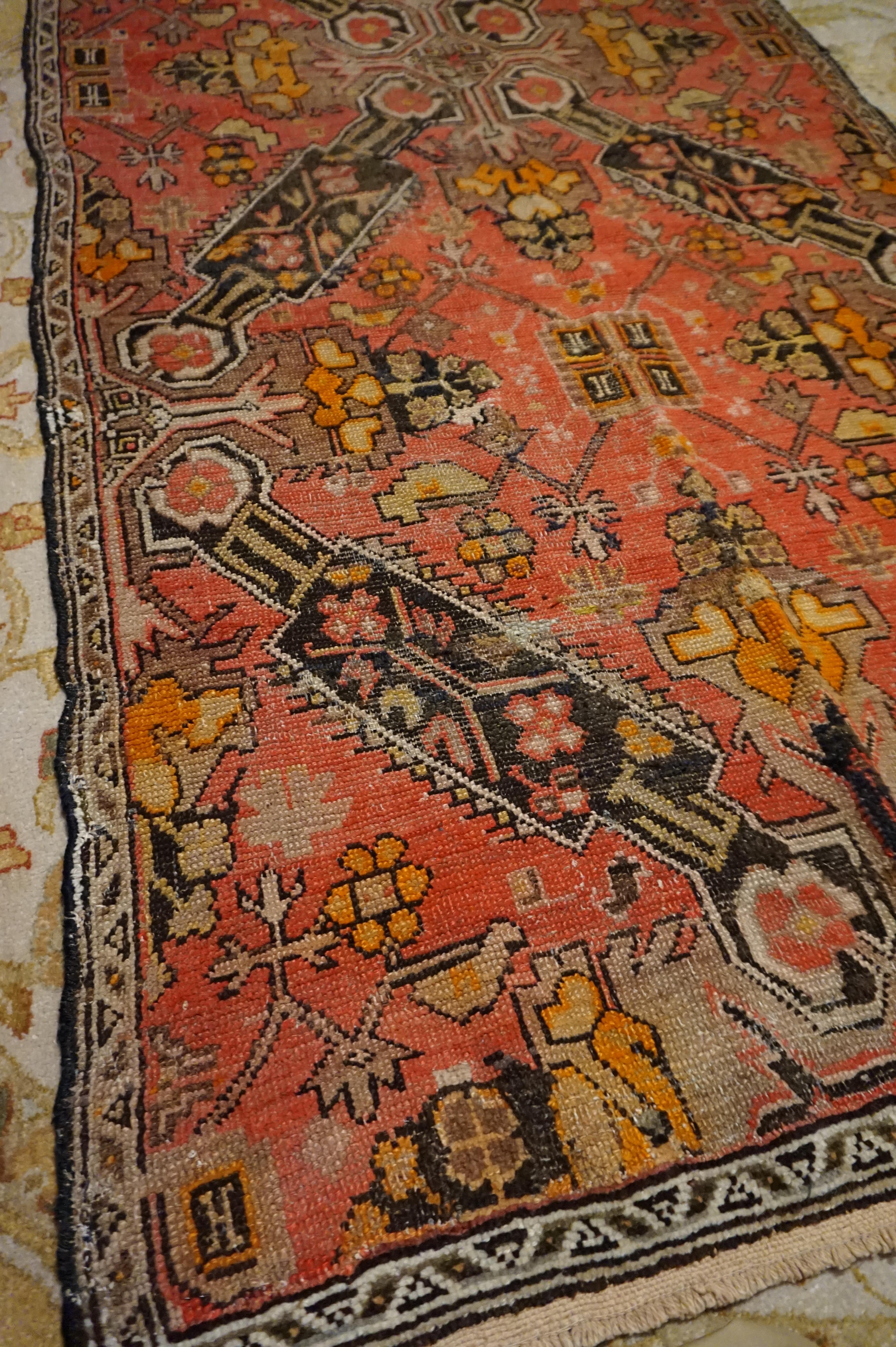 Handgeknüpfter georgianischer Kaukasus-Teppich aus den 1920er Jahren mit Tigermedaillons und geometrischem Scheme im Angebot 2