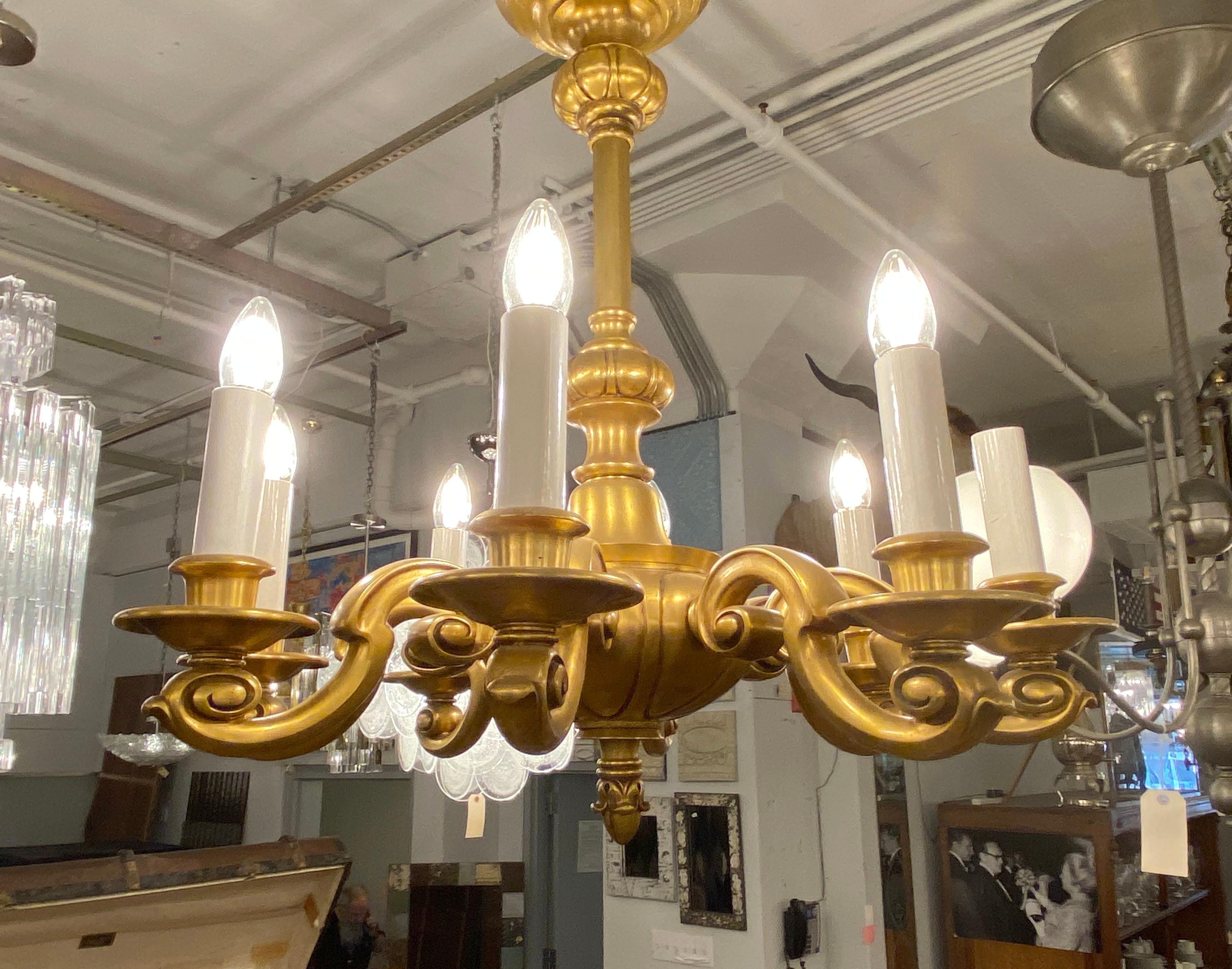 1920s Georgian Style 8 Arm Gilt Bronze Chandelier In Good Condition For Sale In New York, NY