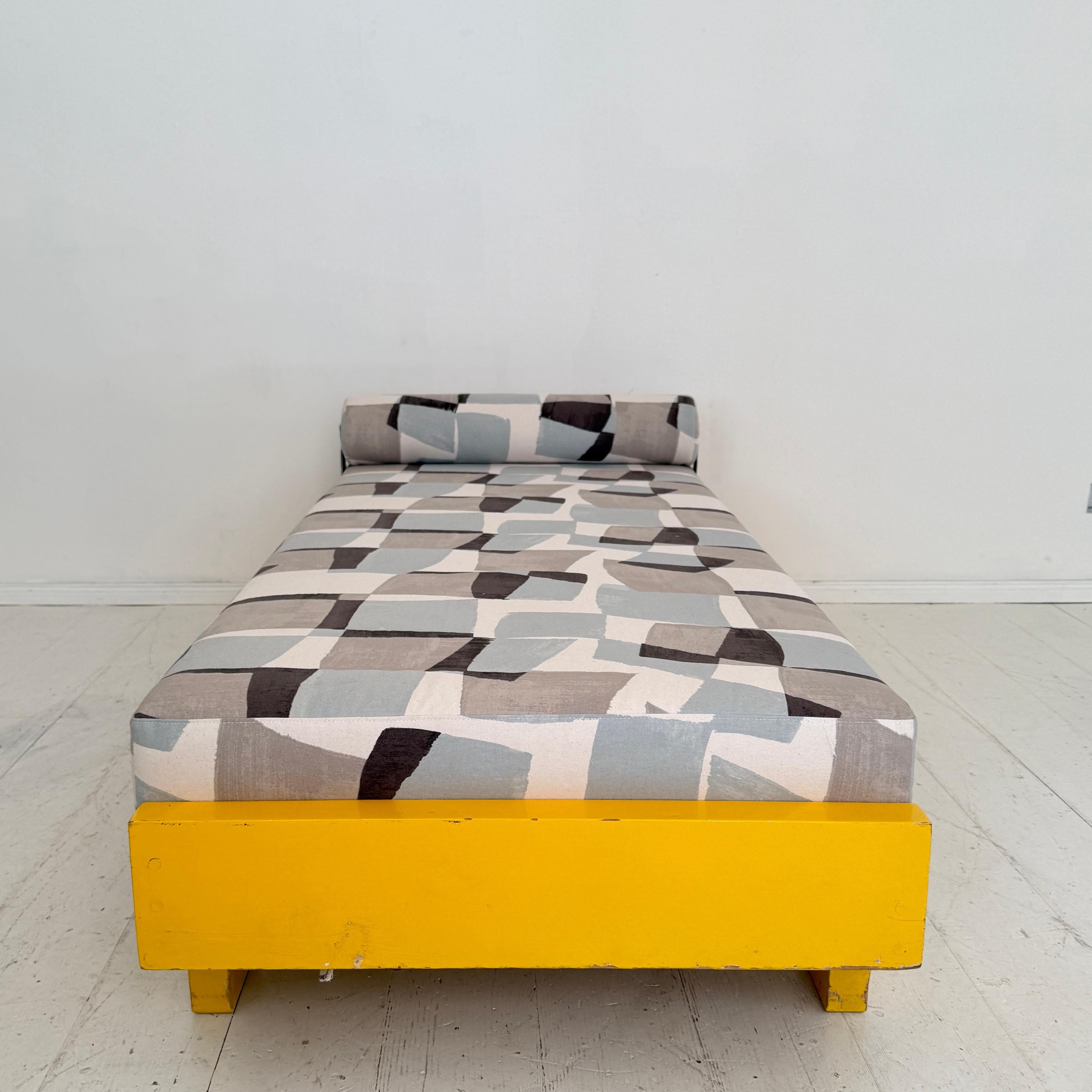 Lit de jour Bauhaus allemand des années 1920 en jaune avec coussin et traversin retapissés en vente 4
