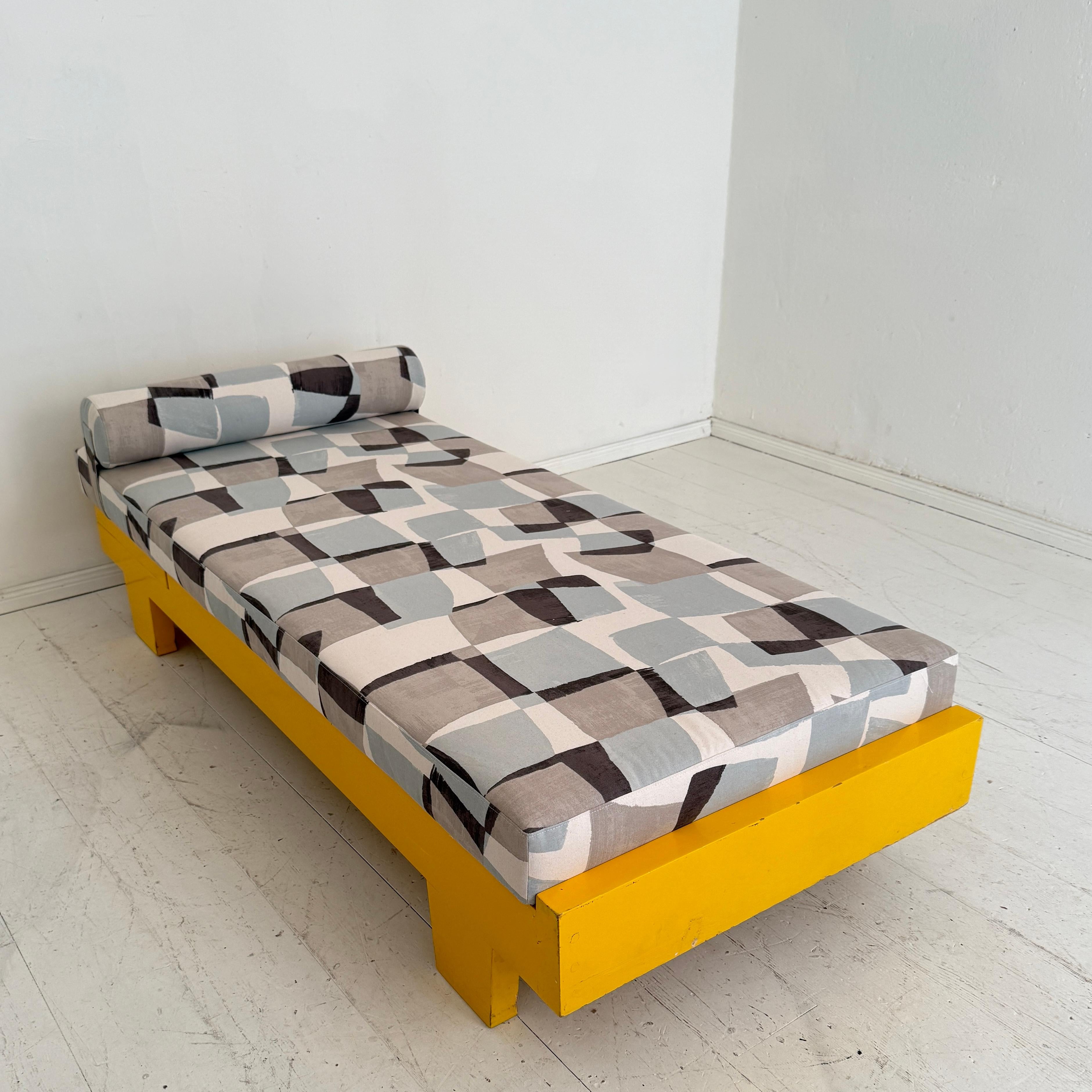 Lit de jour Bauhaus allemand des années 1920 en jaune avec coussin et traversin retapissés en vente 5