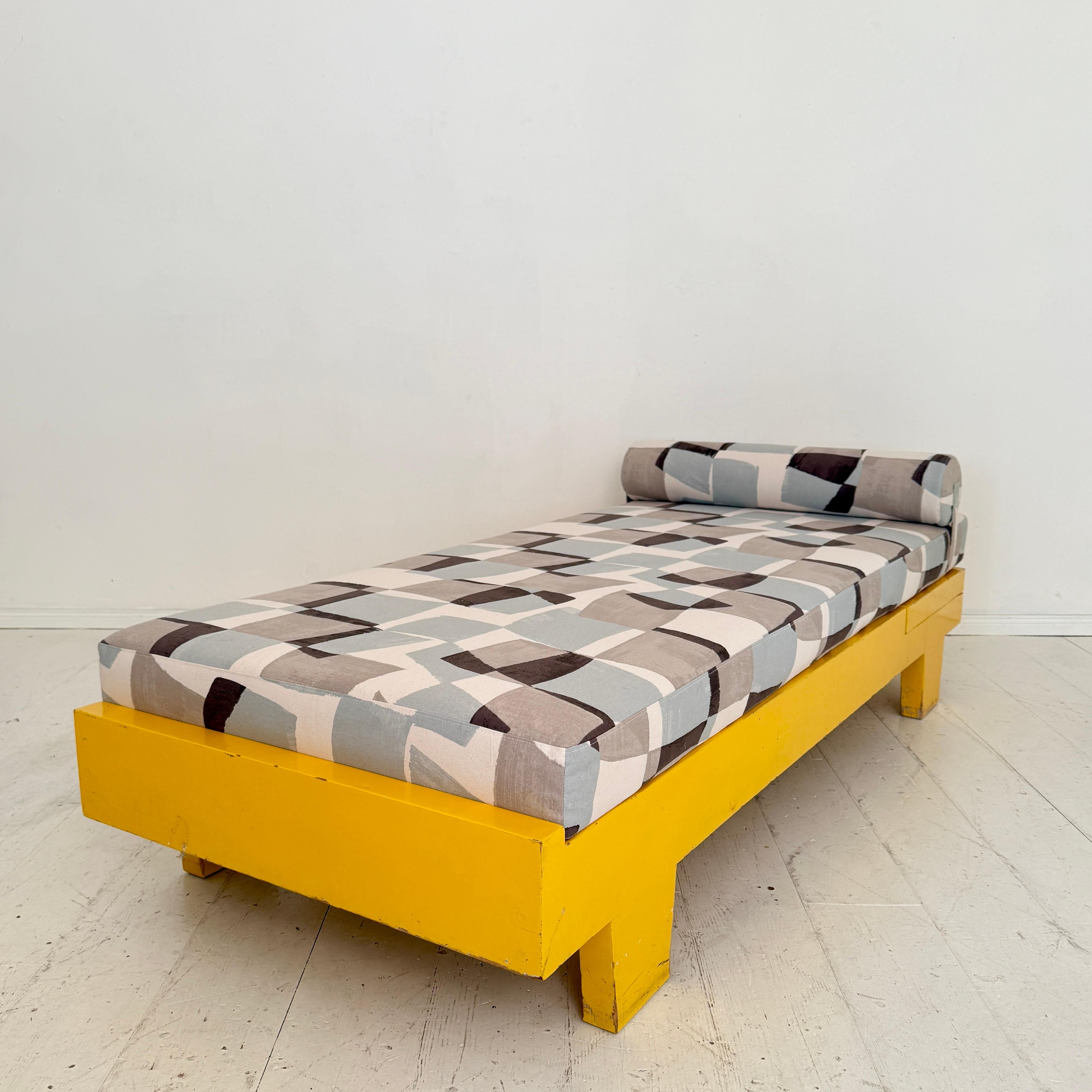 Allemand Lit de jour Bauhaus allemand des années 1920 en jaune avec coussin et traversin retapissés en vente