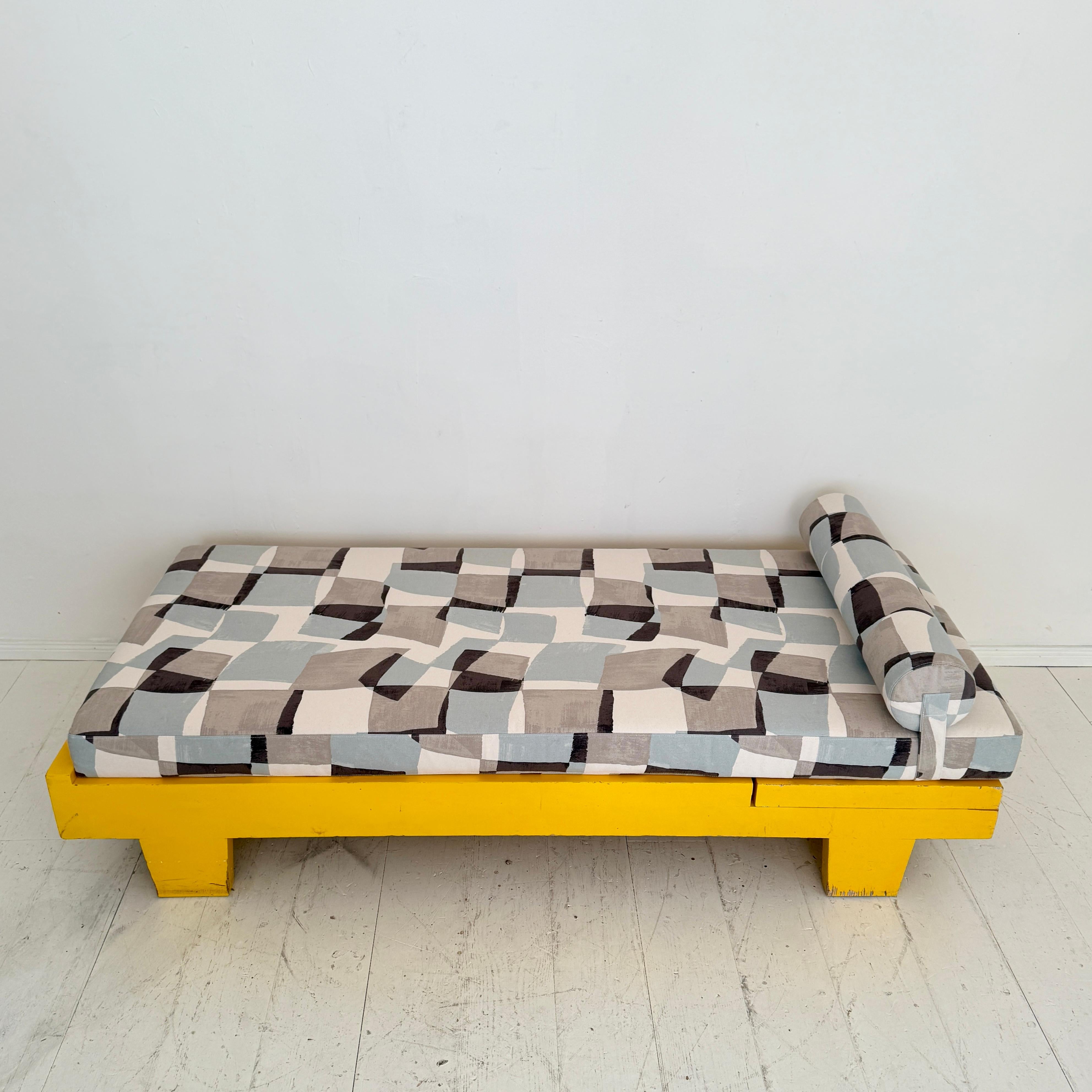 Lit de jour Bauhaus allemand des années 1920 en jaune avec coussin et traversin retapissés Bon état - En vente à Berlin, DE