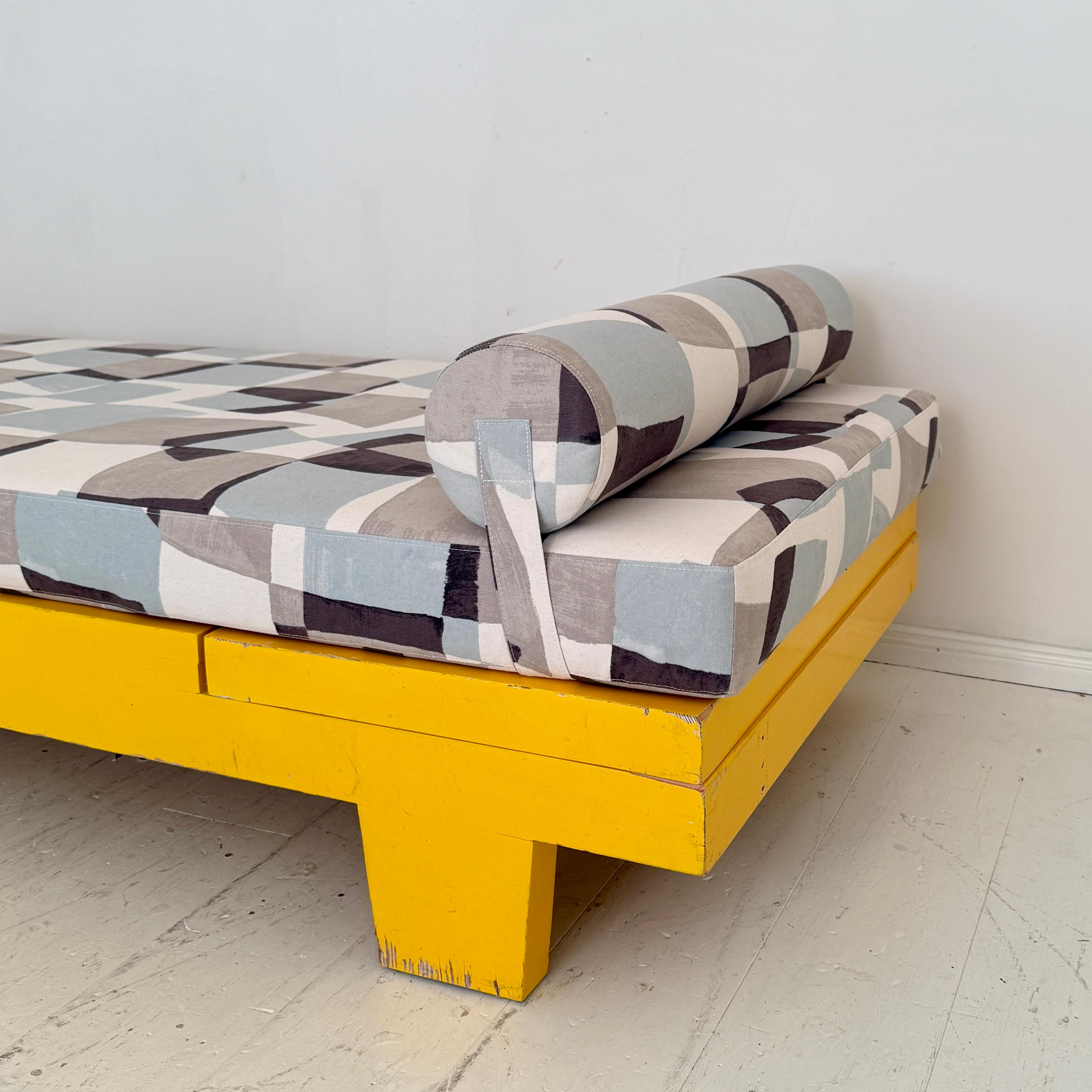 Début du 20ème siècle Lit de jour Bauhaus allemand des années 1920 en jaune avec coussin et traversin retapissés en vente