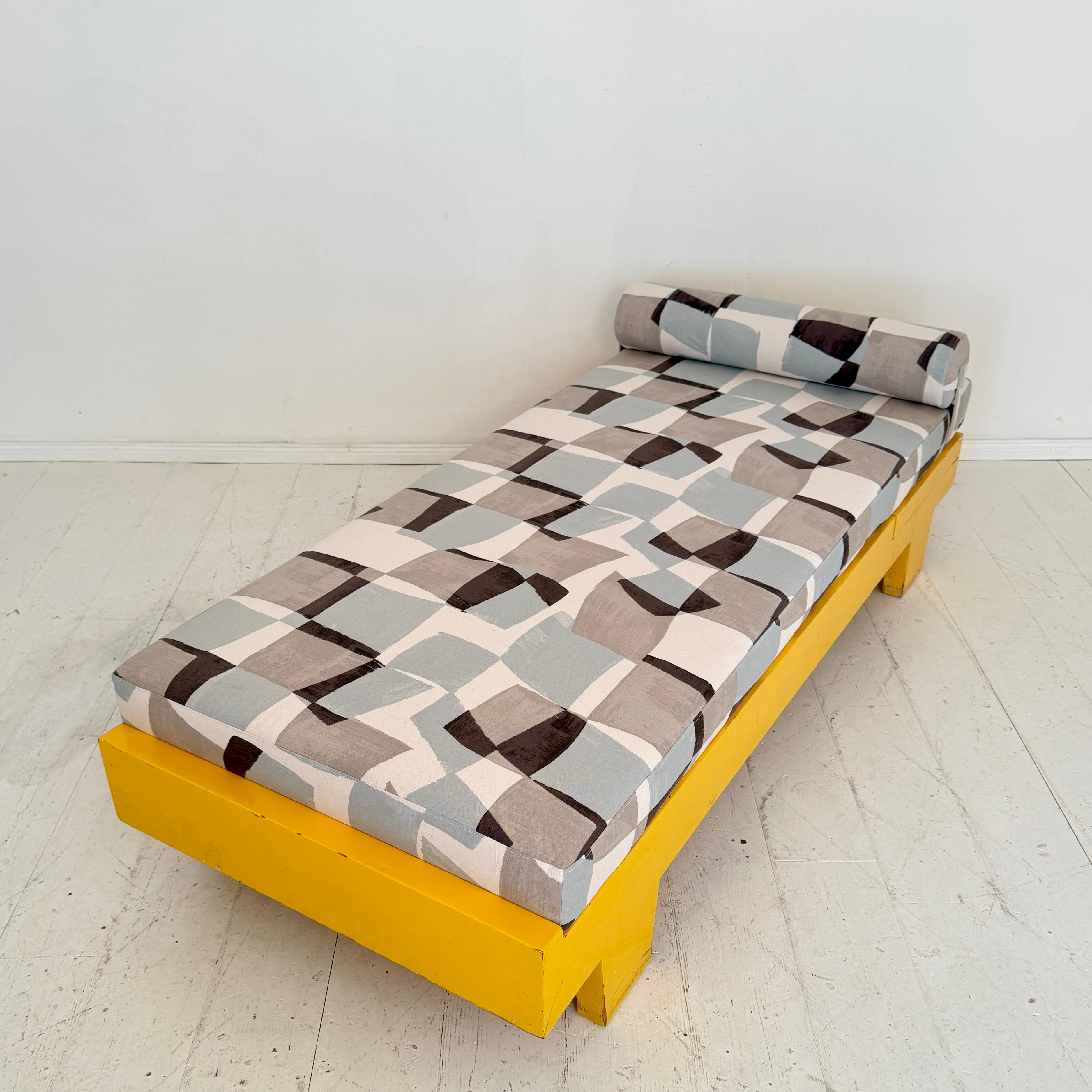 Tissu Lit de jour Bauhaus allemand des années 1920 en jaune avec coussin et traversin retapissés en vente