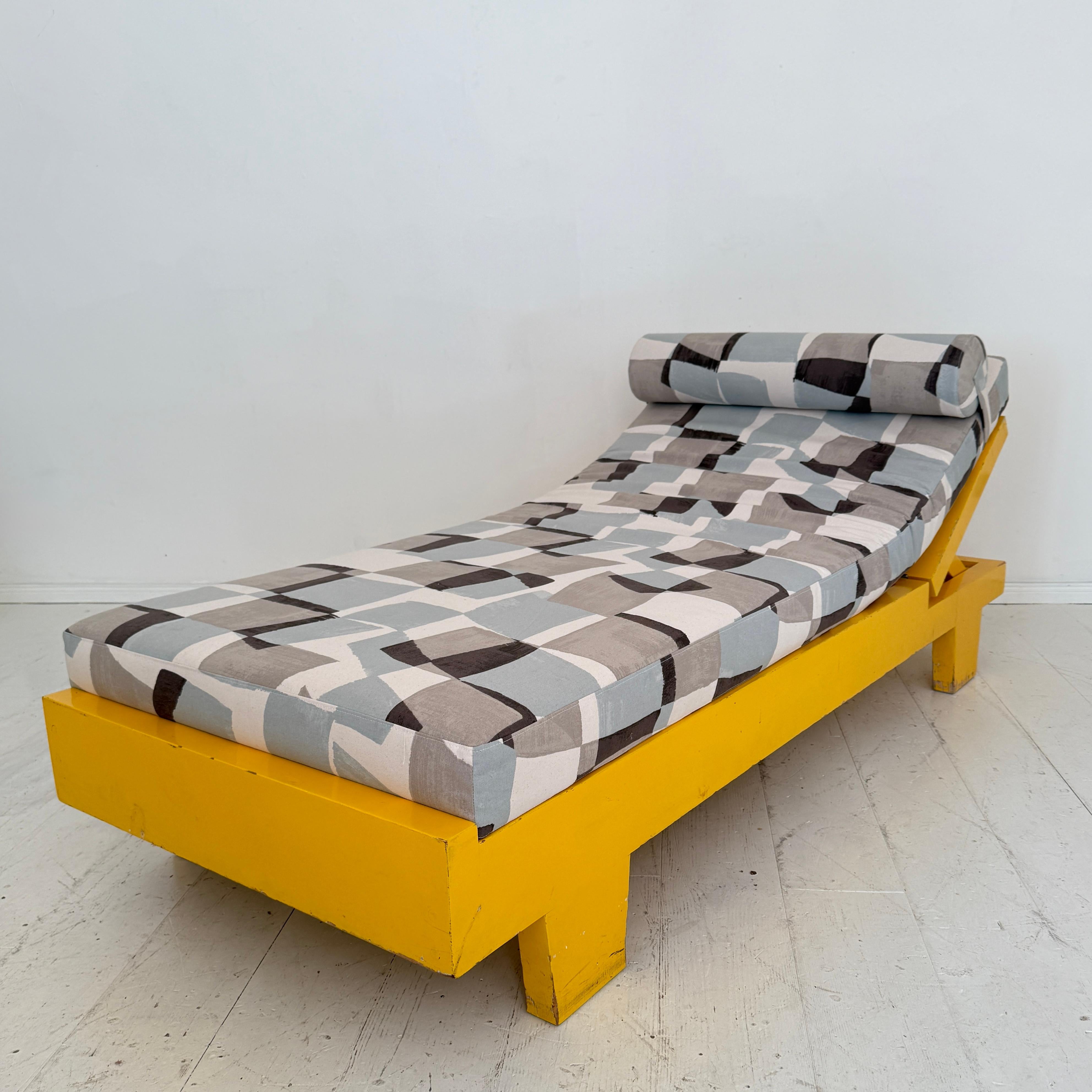 Lit de jour Bauhaus allemand des années 1920 en jaune avec coussin et traversin retapissés en vente 1