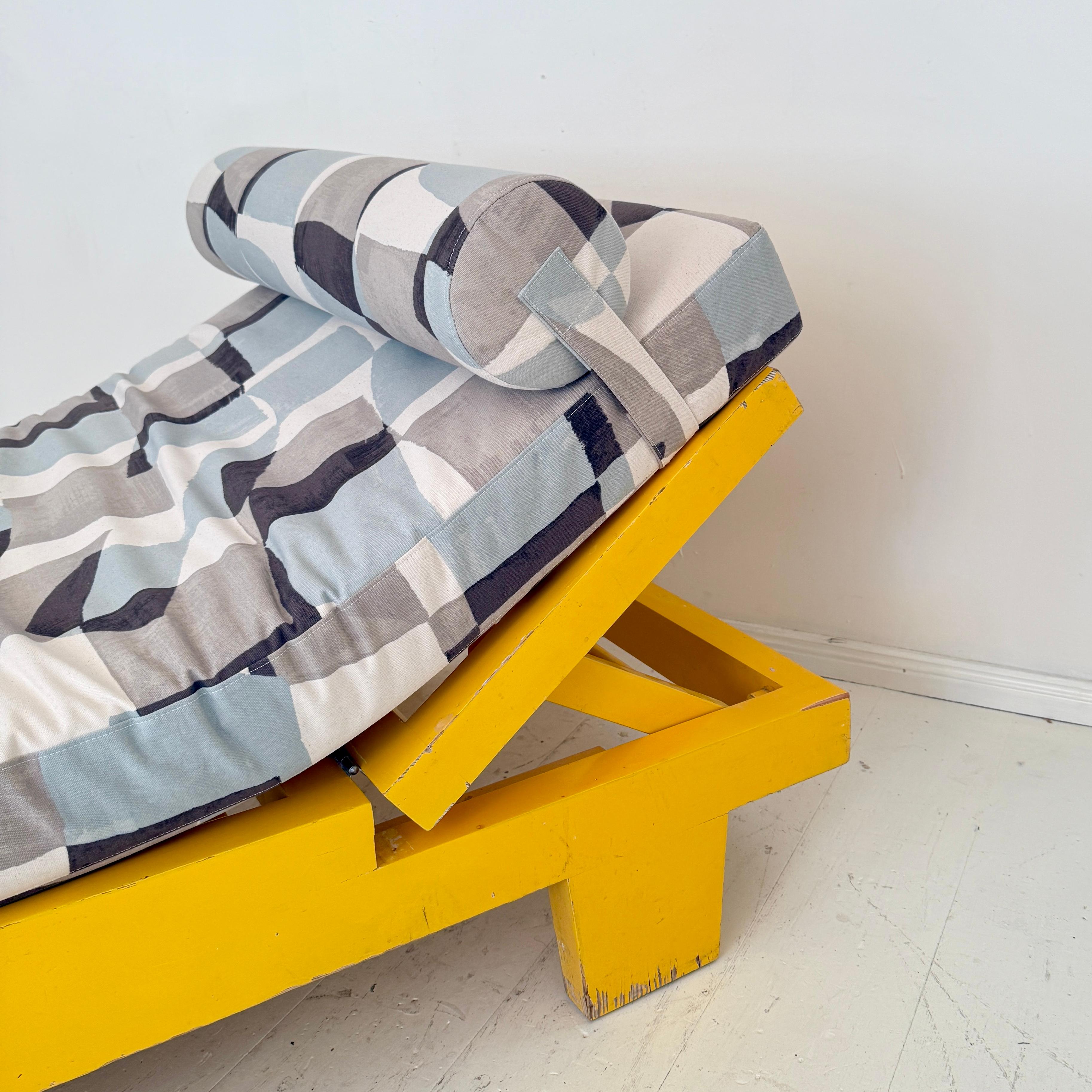 Lit de jour Bauhaus allemand des années 1920 en jaune avec coussin et traversin retapissés en vente 3