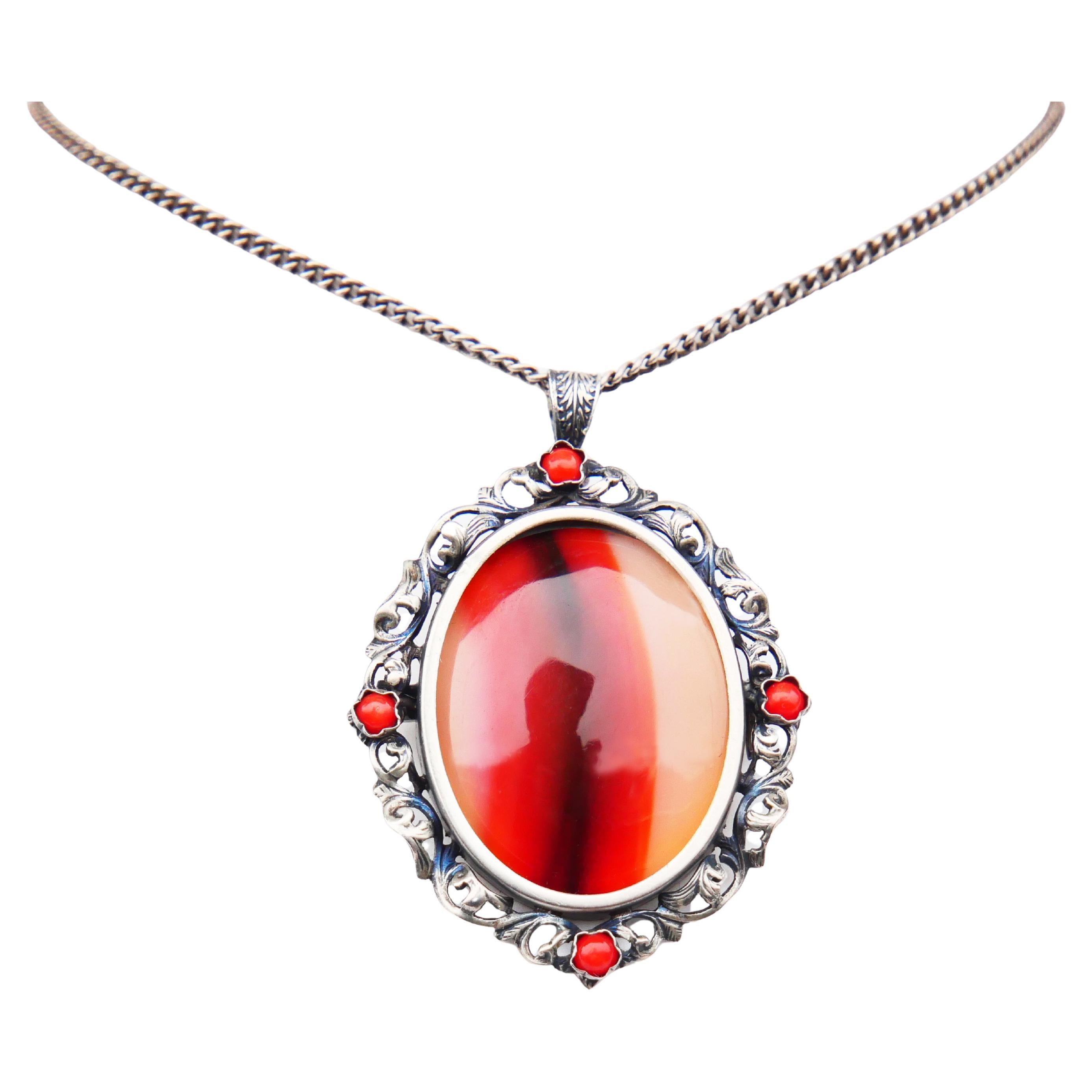Spilla con ciondolo a catena tedesca degli anni 
20 con fascia in onice rosso e corallo rosso, argento / 16,5 gr. in vendita
