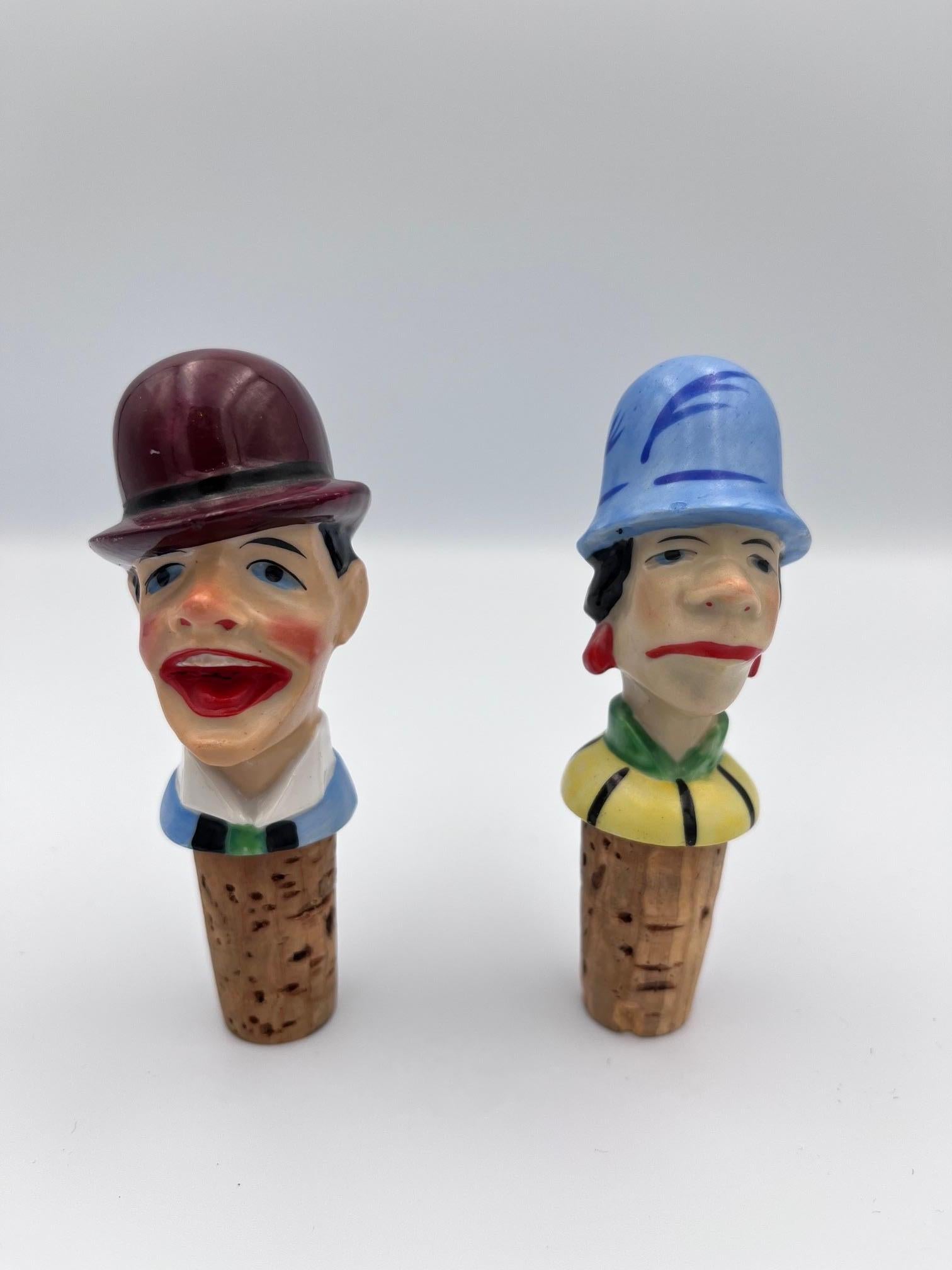 Paire de bouchons en porcelaine et en liège allemands des années 1920 

Cette charmante paire de bouchons de bouteille en porcelaine allemande des années 1920 témoigne de l'humour et du savoir-faire de l'époque. Ces figurines peintes à la main sont