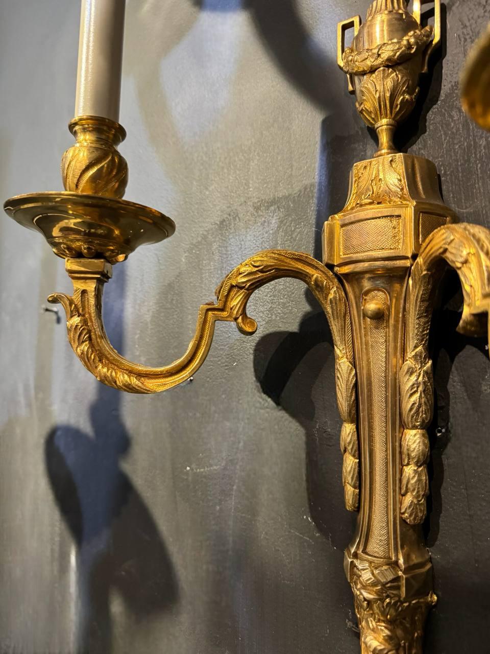 Appliques à deux lumières en bronze doré d'époque CIRCA