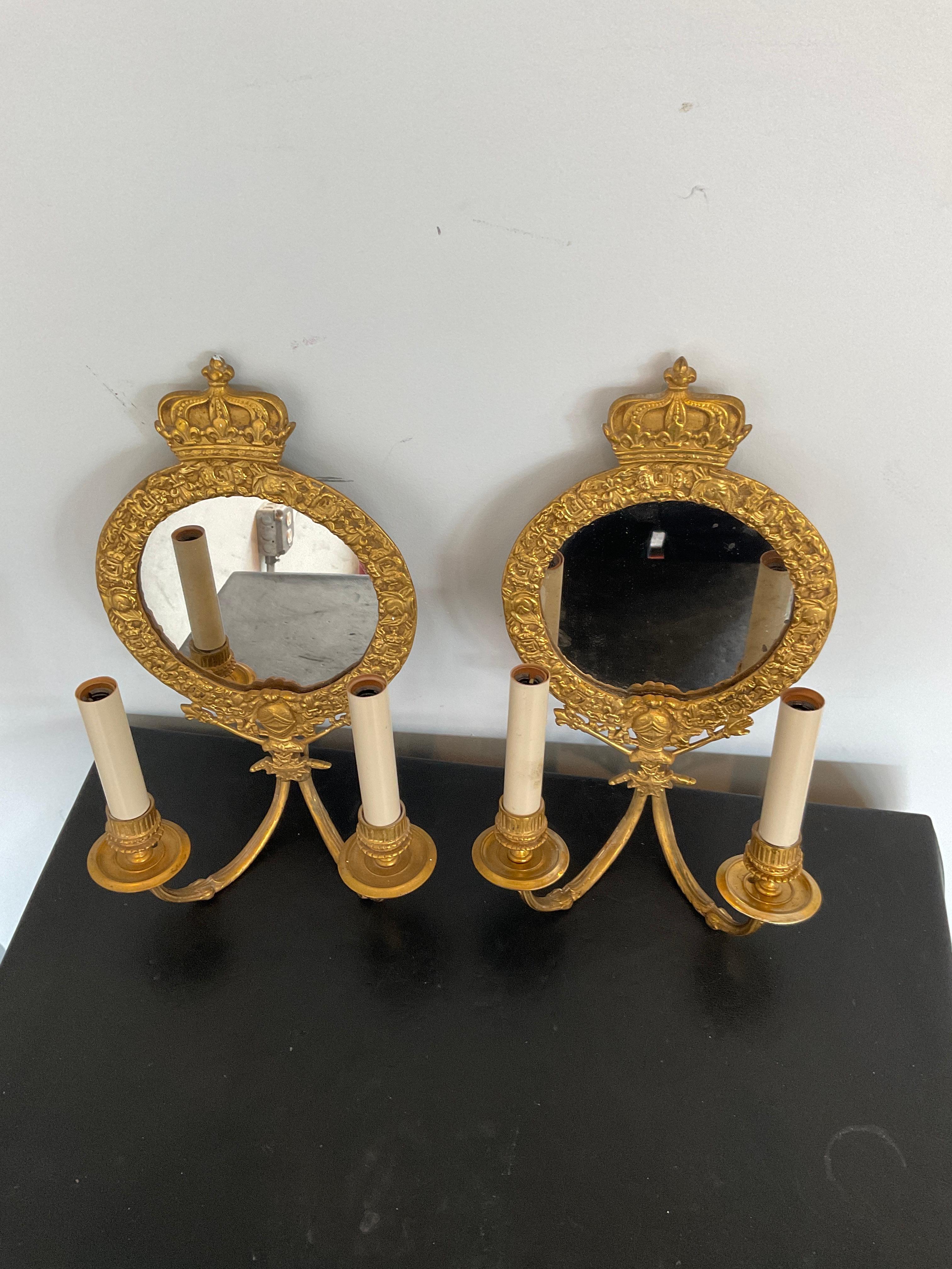 Early 20th Century 1920s Gilt Bronze Mirrored Knight Sconces with Crown Top For Sale