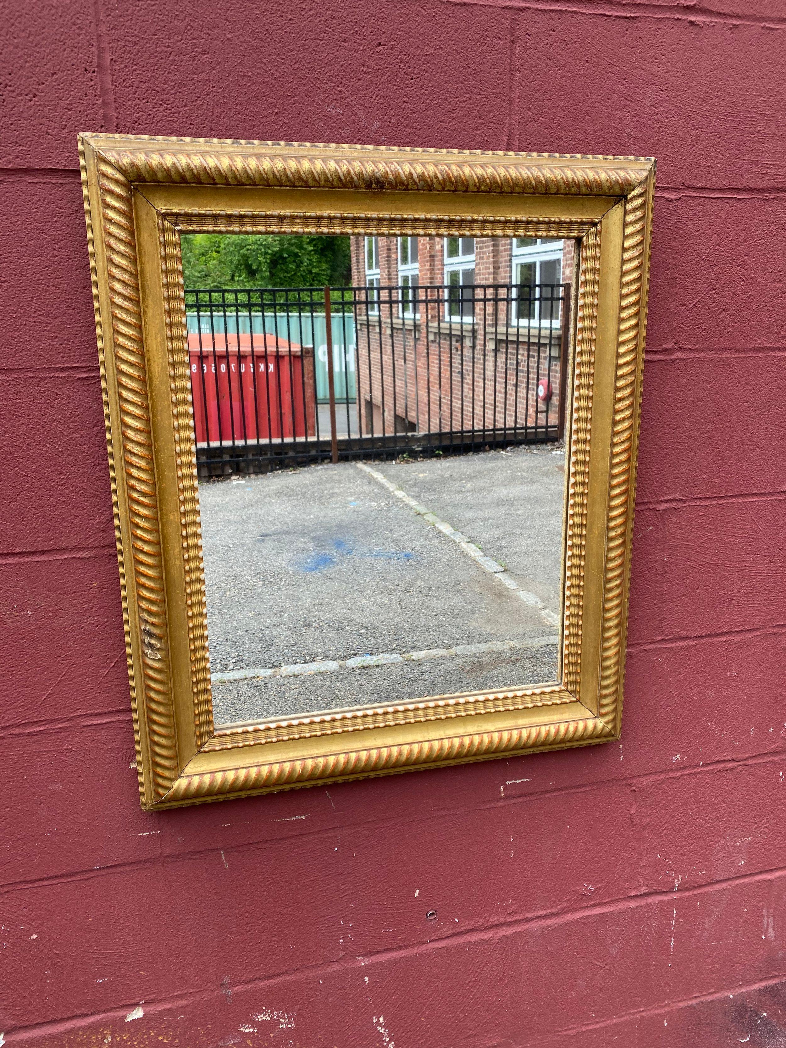 Miroir français des années 1920 avec cadre en bois doré sculpté Bon état - En vente à Buchanan, NY