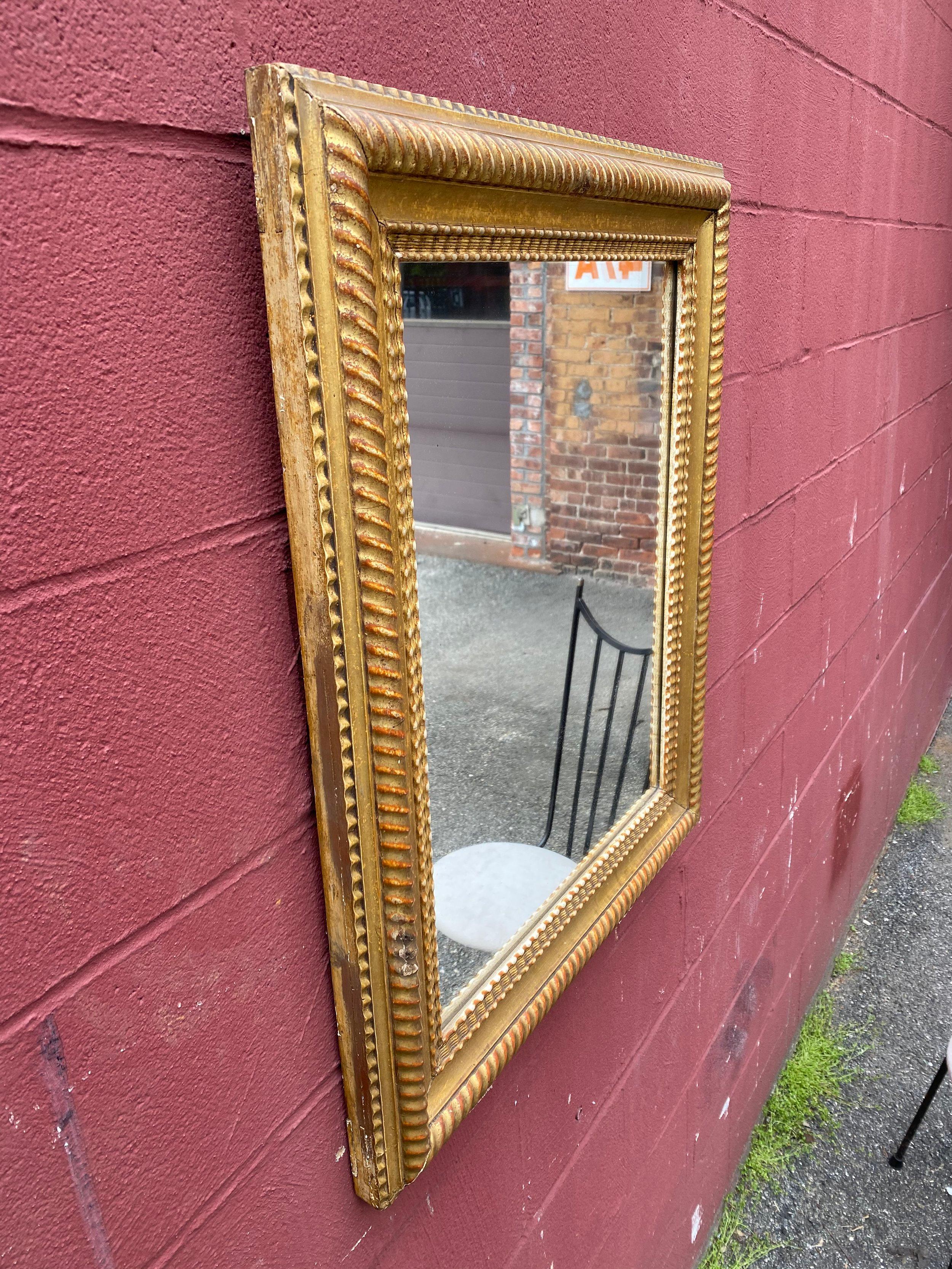 Début du 20ème siècle Miroir français des années 1920 avec cadre en bois doré sculpté en vente