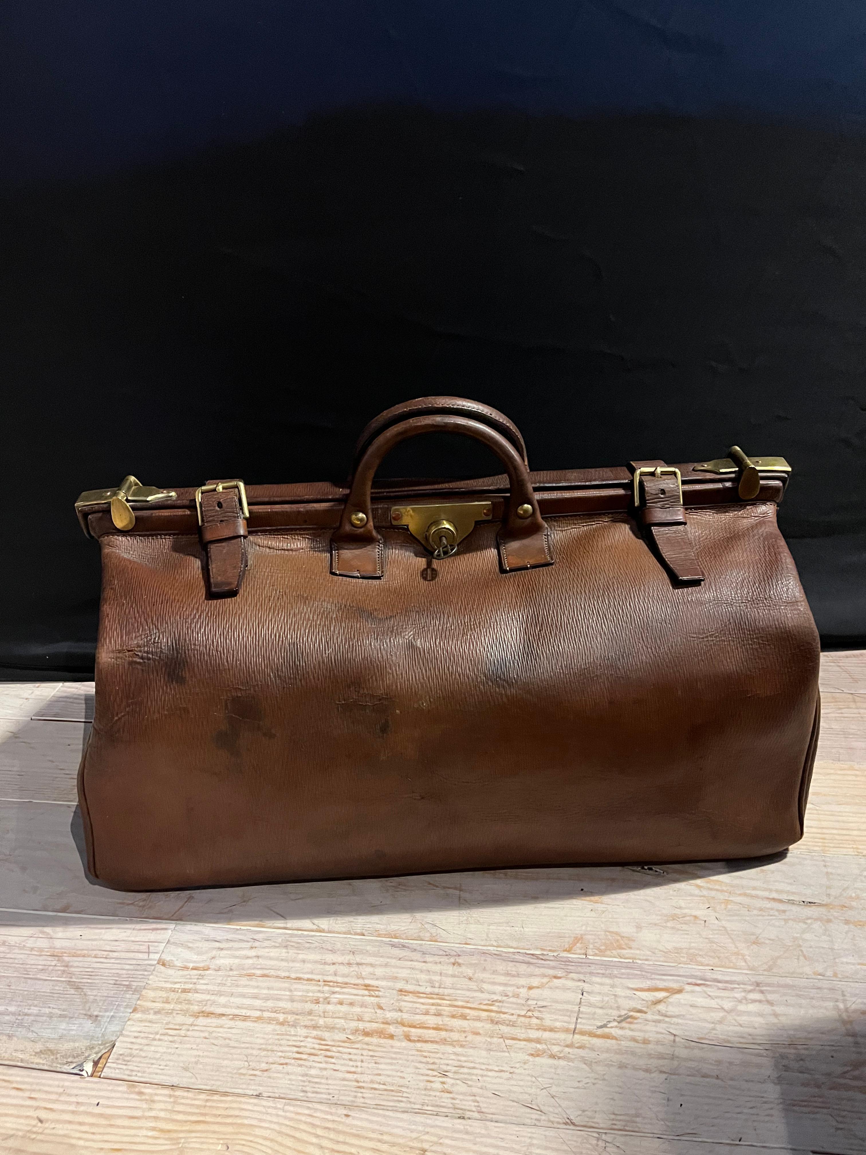 1920's Gladstone Bag in perfect condition. The bag closings are in perfect shape and condition and everything works perfectly. The bag has some minor spots but for the age of the bag that is minor.