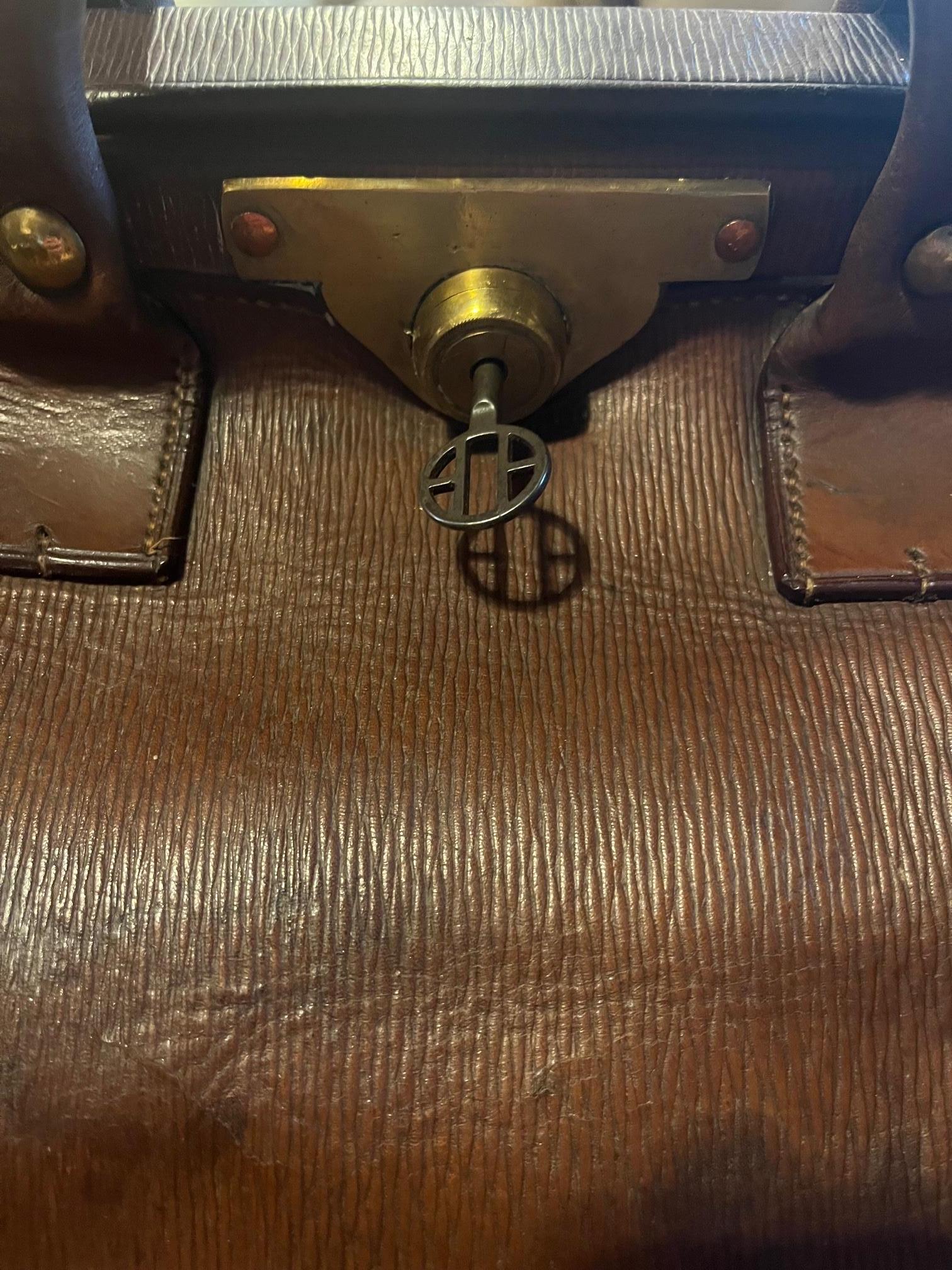 British 1920's Gladstone Bag  For Sale