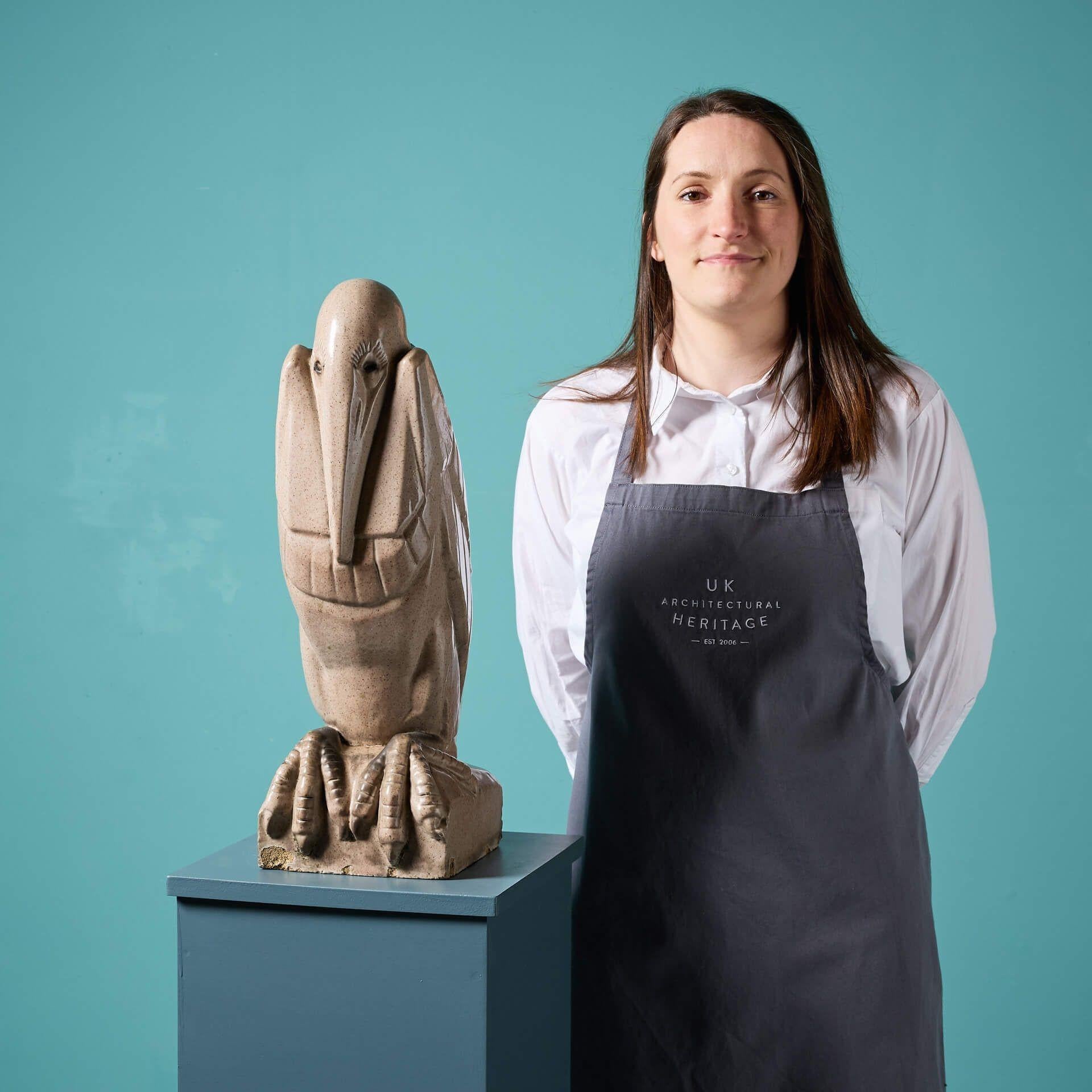 Una straordinaria scultura di pellicano in gres smaltato del 1920, attribuita alla Leeds Fireclay Co. (LEFCO). Anche se non è stampigliato, il gres è rifinito con uno smalto grigio-marrone screziato tipico delle opere di Lefco.

Decorato con rosette