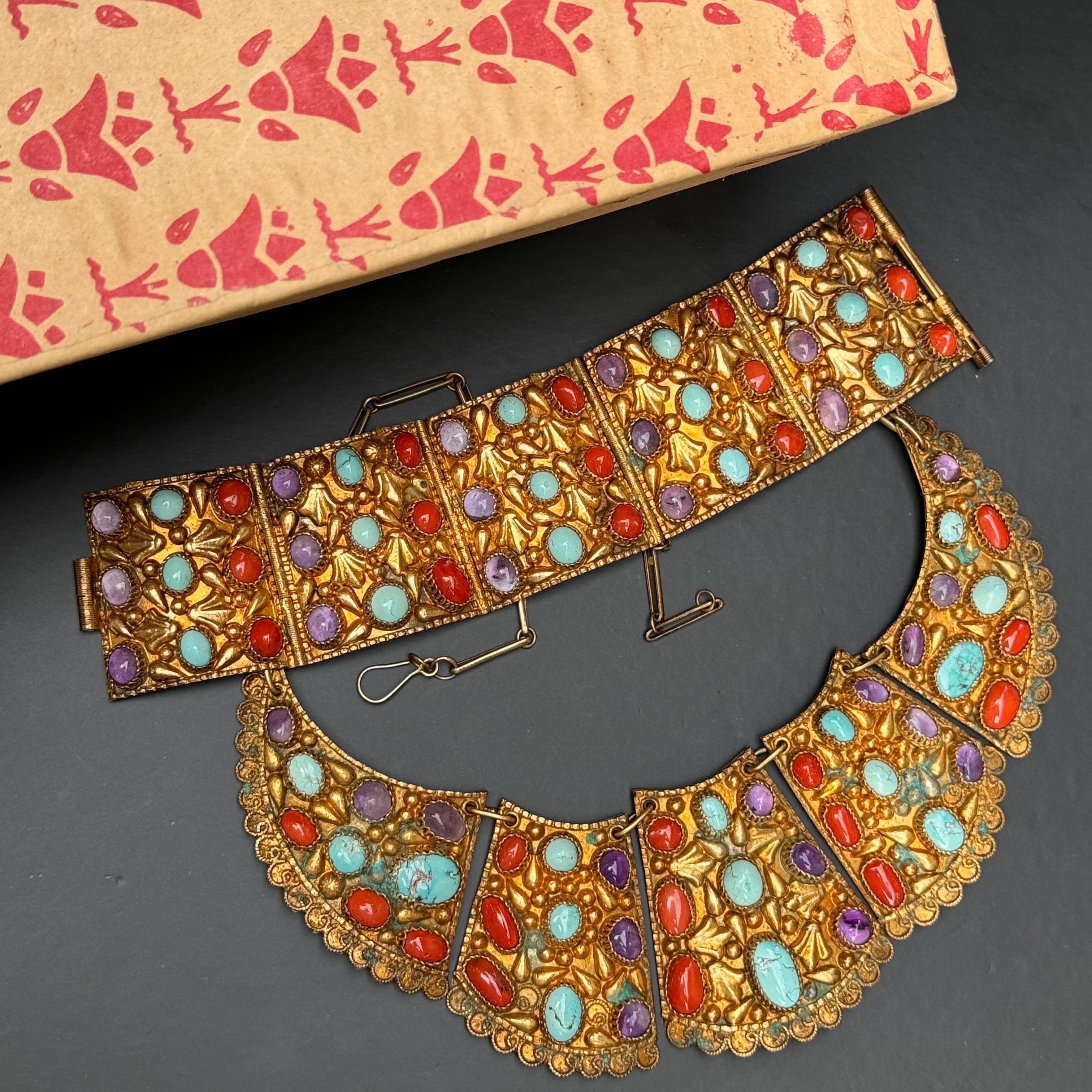 Art Deco 1920s Gold Gilt silver Gemstones bib necklace Bracelet Original box For Sale