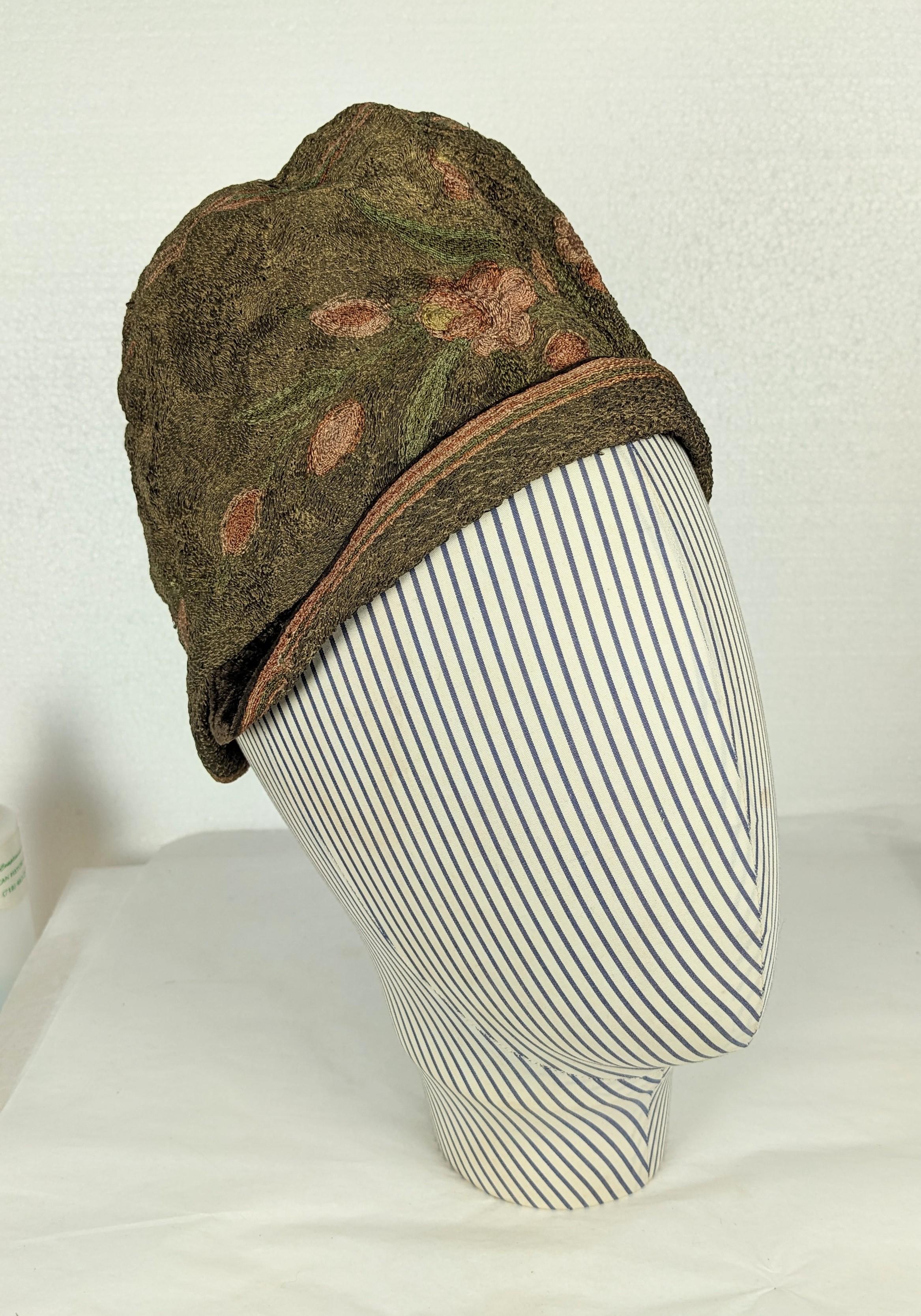1920's Gold Lame and Needlepoint Cloche In Good Condition For Sale In New York, NY