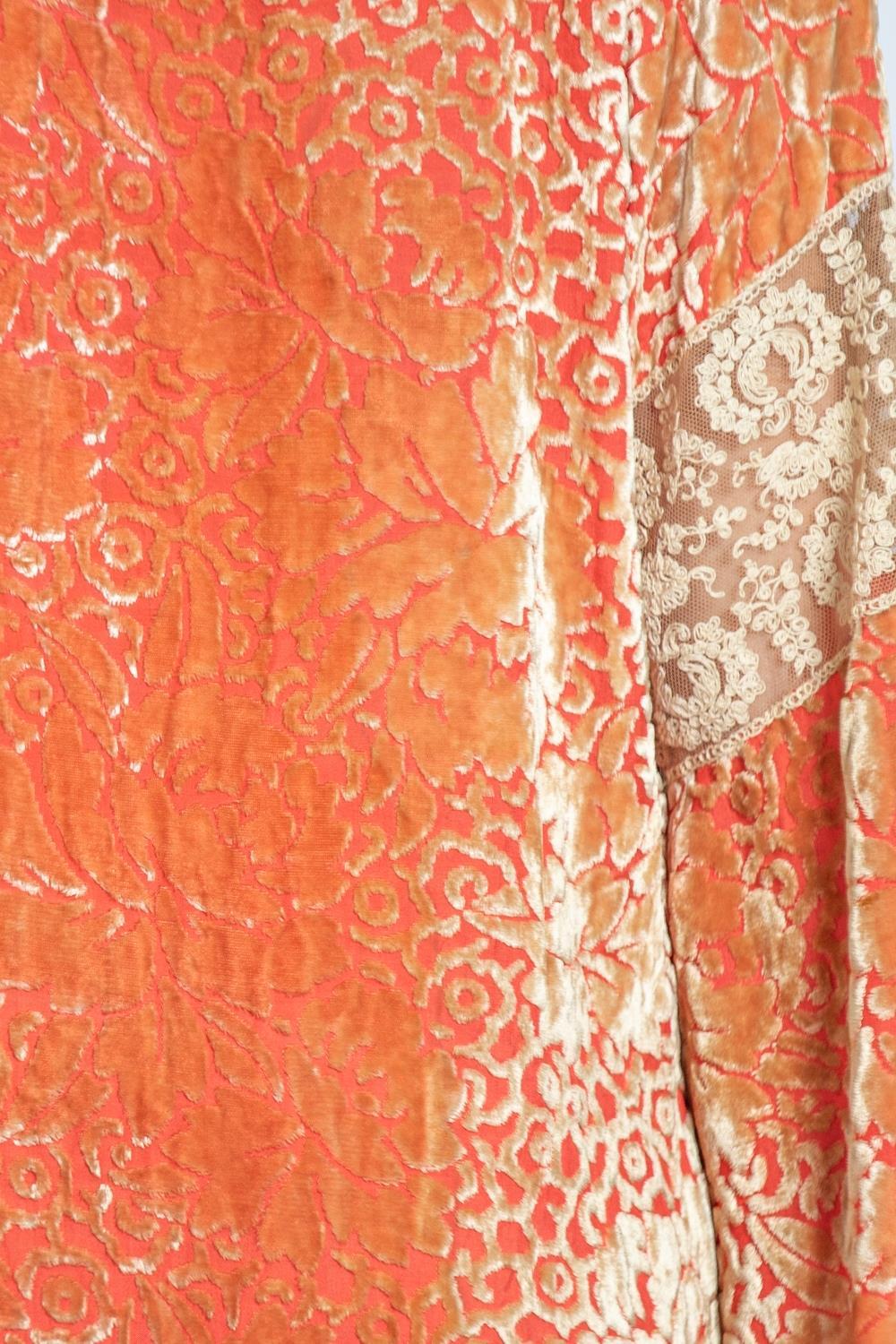 1920S Golden Orange & Beige Silk Burnout Velvet Lace Trimmed Robe For Sale 5
