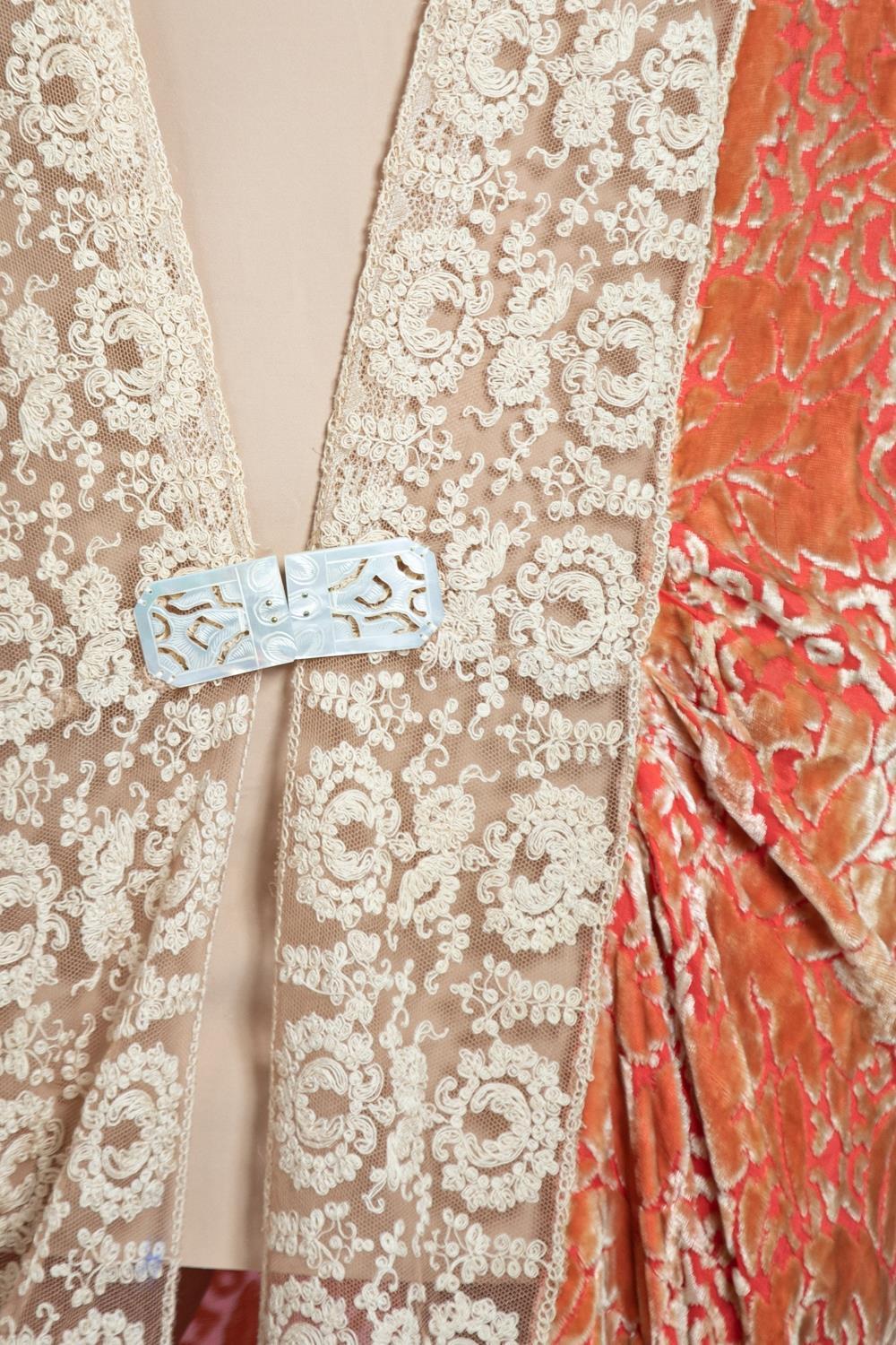 1920S Golden Orange & Beige Silk Burnout Velvet Lace Trimmed Robe For Sale 6