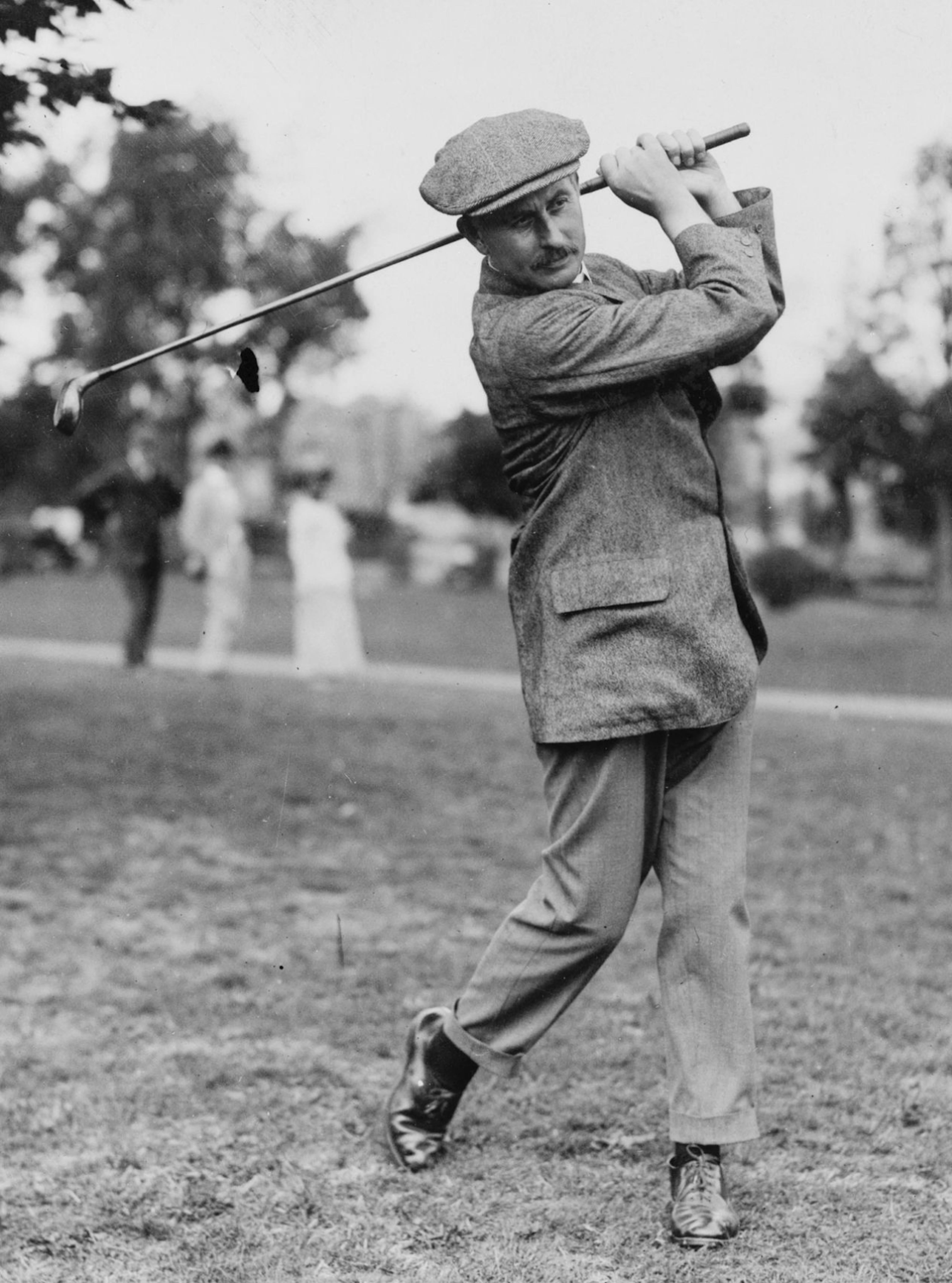 Superbe figurine / sculpture en bronze Art nouveau autrichien du début du XXe siècle représentant le célèbre golfeur Harry Vardon, intitulée 