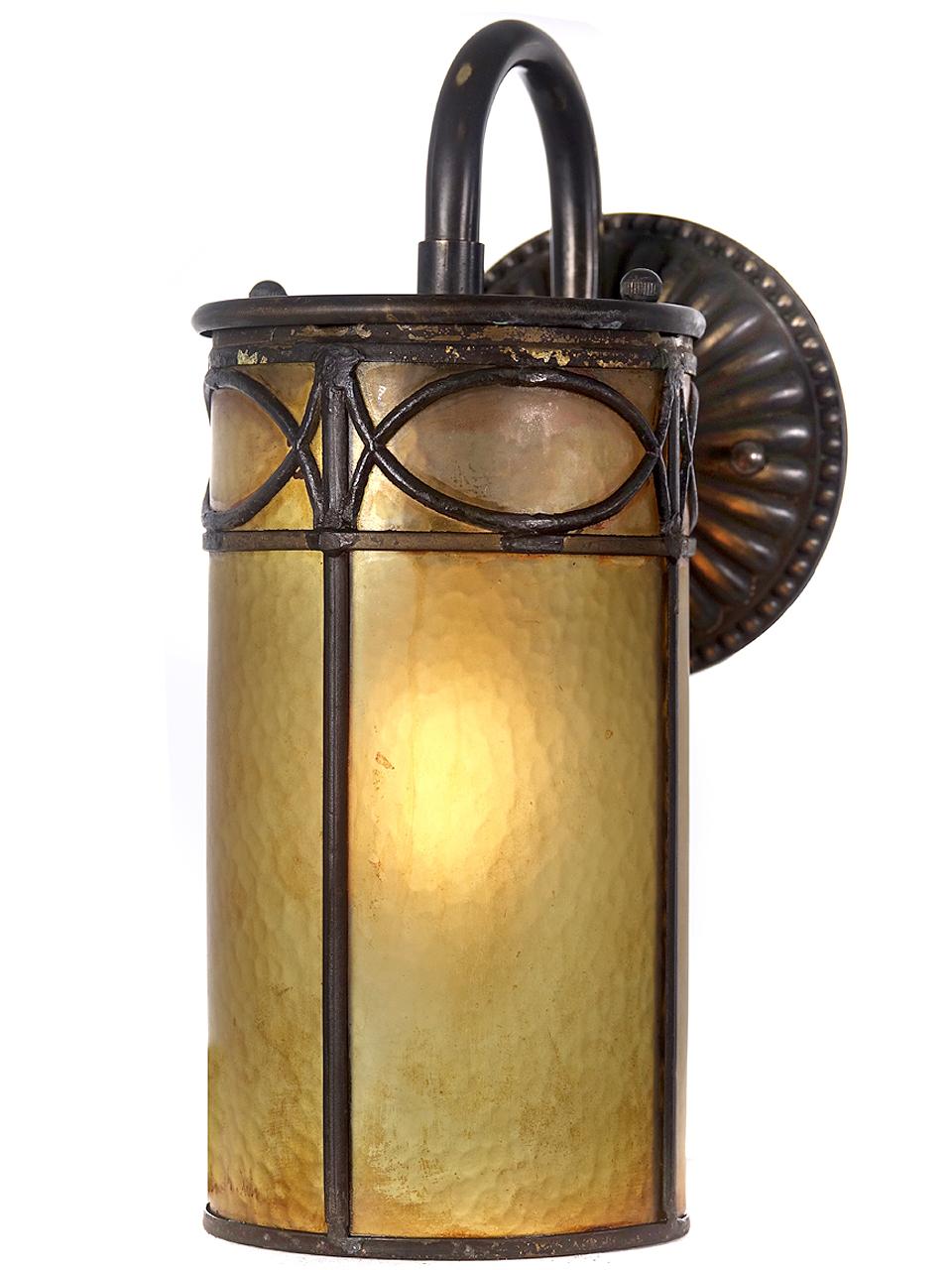Este es un precioso candelabro gótico de vidrio martillado color ámbar. El cristal tiene un marco de latón estilo vidriera con la pátina original. Emiten un cálido y rico resplandor. Queda una en stock.