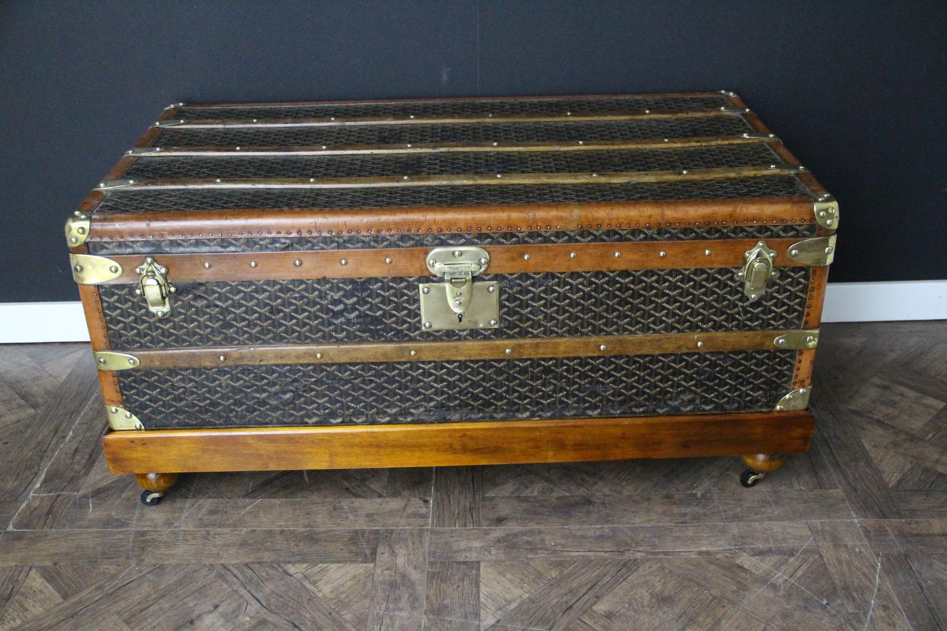 Cette superbe malle Goyard est ornée de la très recherchée toile à chevrons ainsi que de tous les accessoires en laiton massif : clous en laiton, serrure en laiton et loquets en laiton. Ce Goyard a une très belle couleur miel des garnitures de