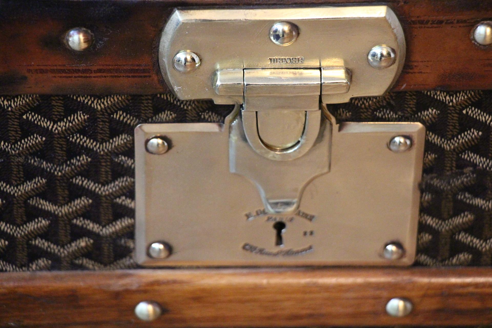 1920s Goyard Cabin Trunk, Goyard Trunk in Chevrons Canvas In Good Condition In Saint-Ouen, FR