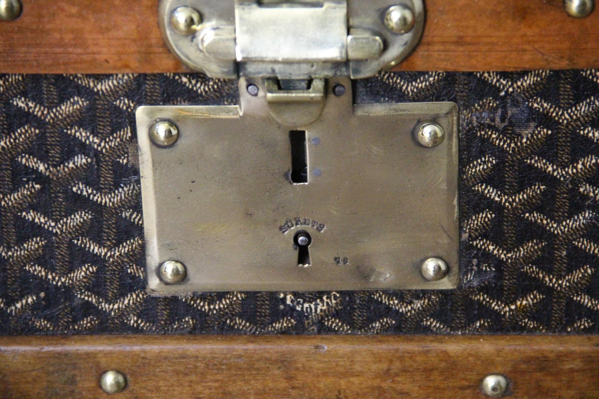 Début du 20ème siècle Coffre de cabine Goyard des années 1920, coffre de cabine 100 cm en toile à chevrons en vente