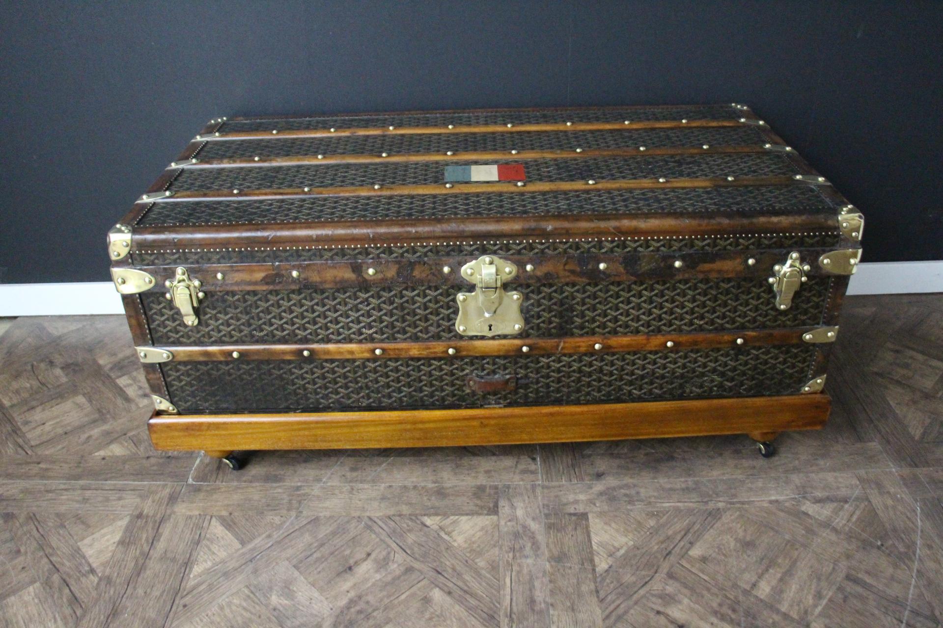 Este magnífico baúl Goyard presenta la codiciadísima lona de galones, así como todos los herrajes de latón macizo: Cerradura con la marca Goyard. Espárragos de latón. Este baúl de vapor Goyard tiene todos los ribetes de piel de color marrón
