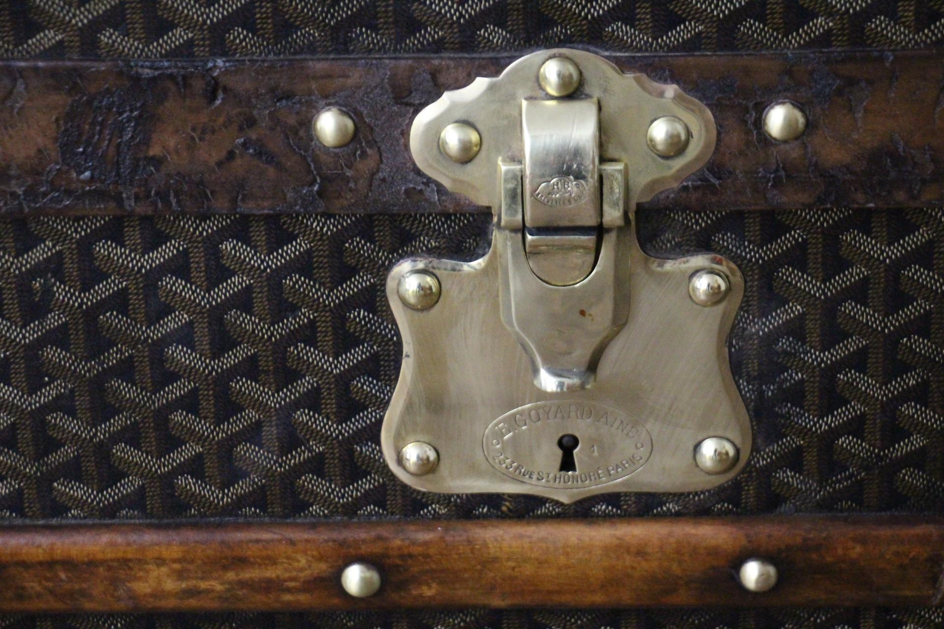 Baúl de cabina Goyard de los años 20 , Baúl Goyard de 110 cm en lona de chevrones en Bueno estado para la venta en Saint-Ouen, FR